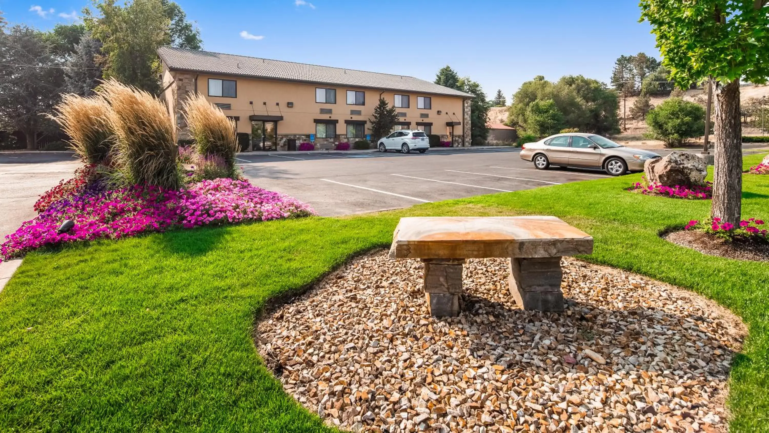 Property building, Garden in Best Western Prineville Inn