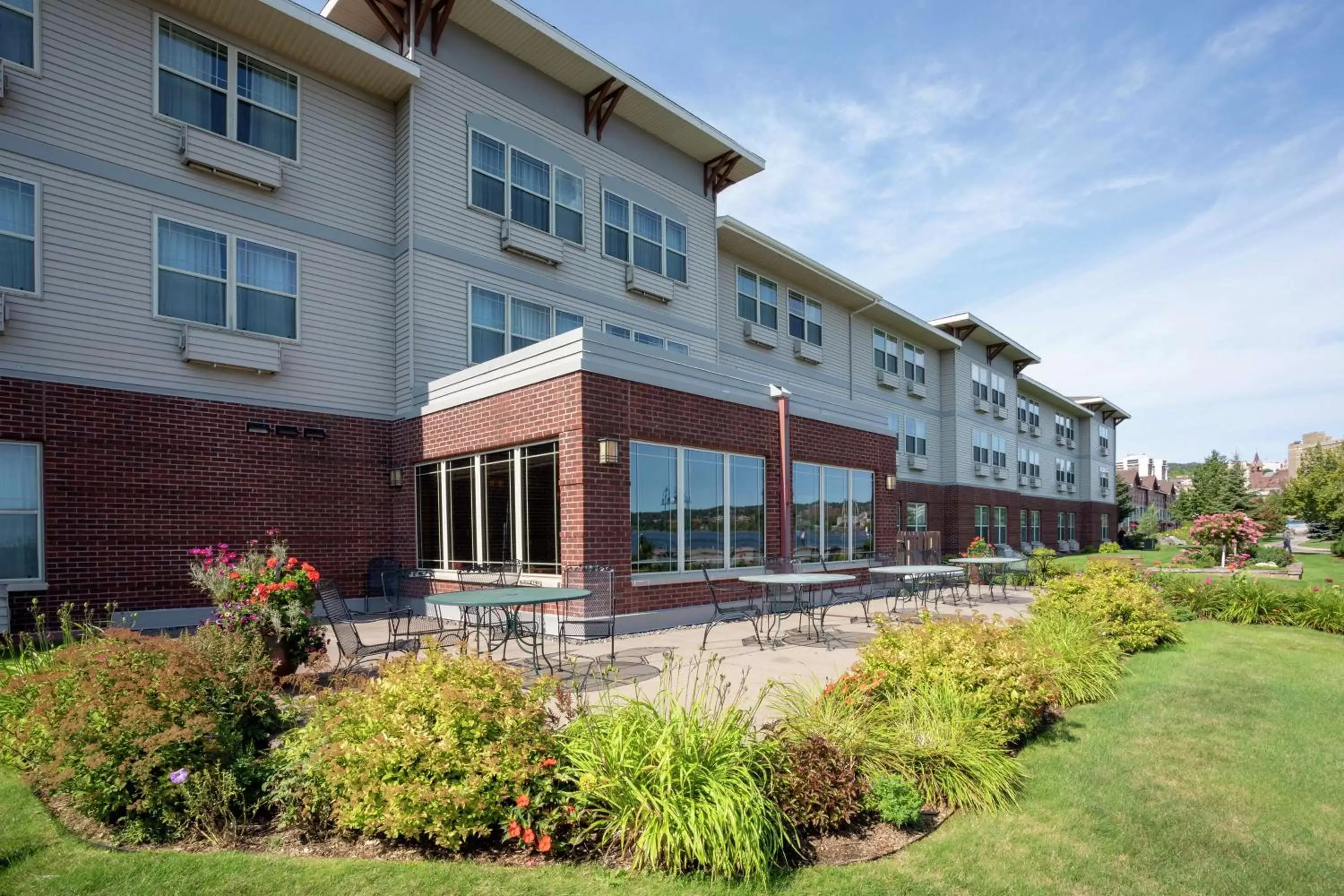 Patio, Property Building in Hampton Inn Duluth-Canal Park