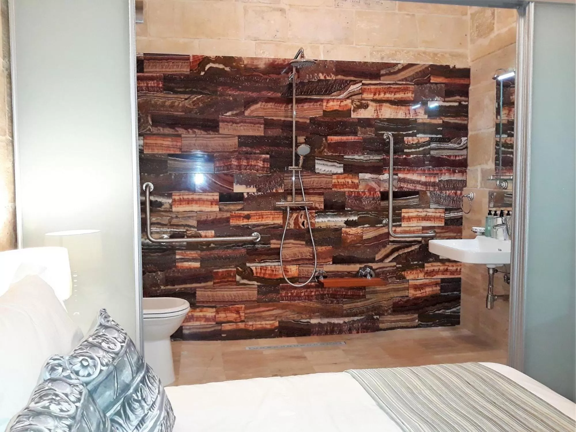 Bathroom, Bed in The 3Cities Auberge