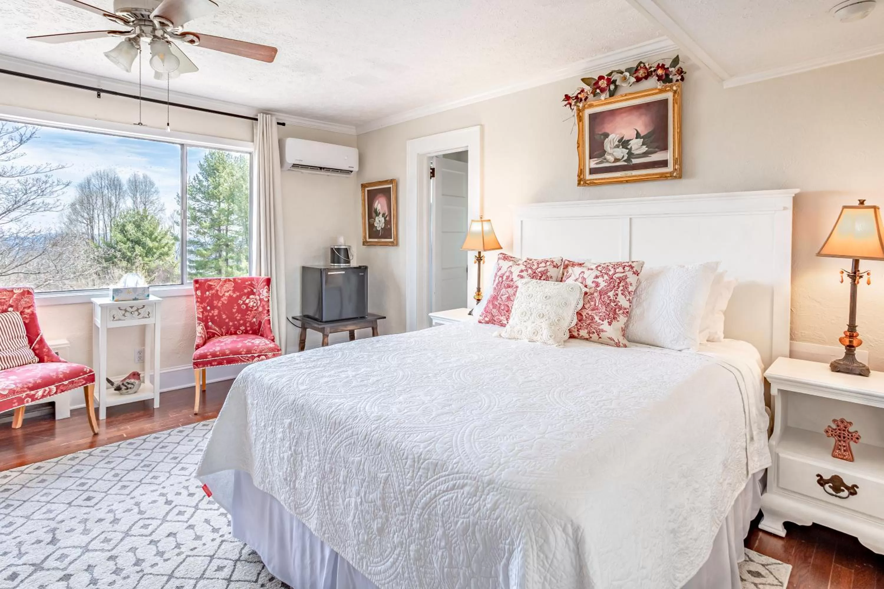 View (from property/room), Bed in Echo Mountain Inn