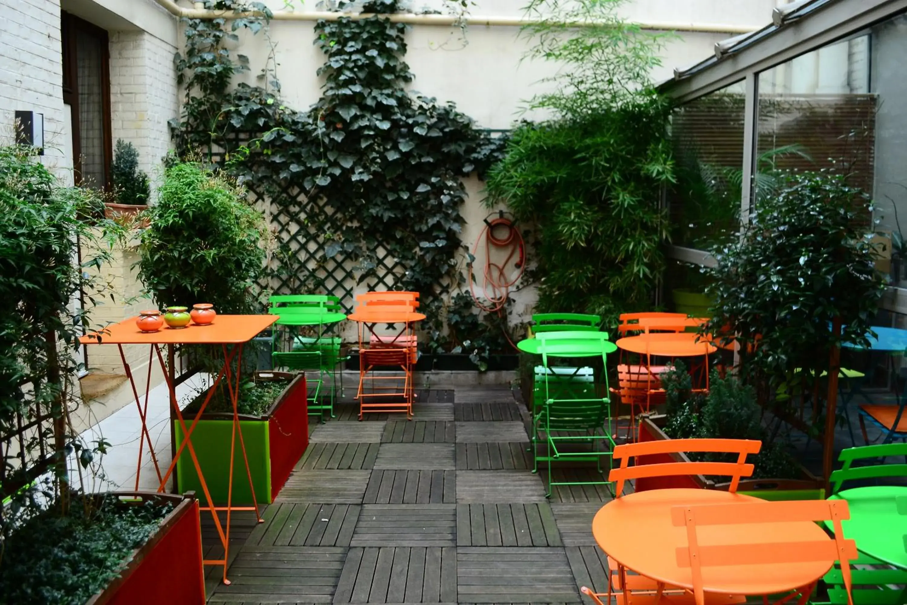 Patio in Hotel Alpha Paris Tour Eiffel