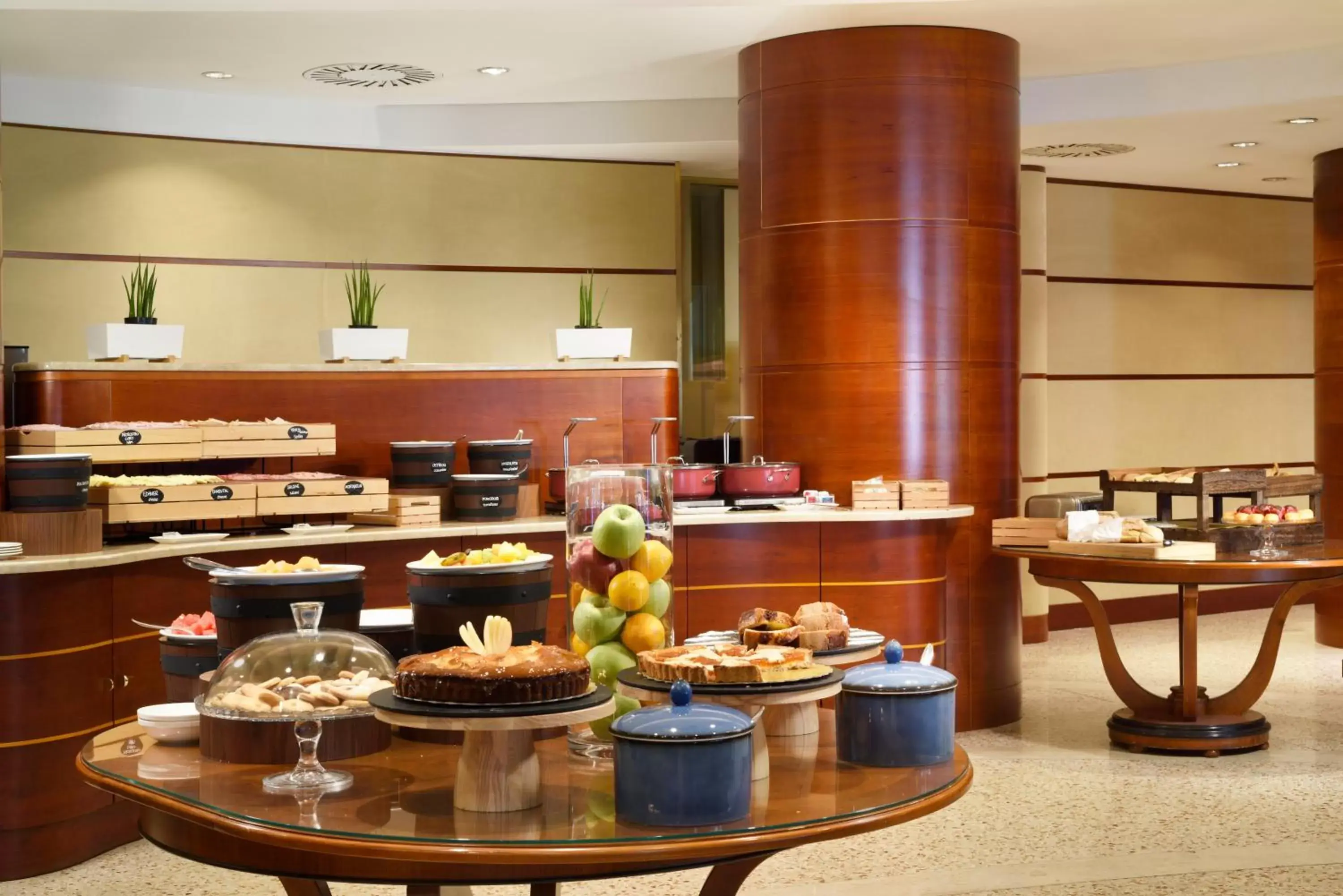 Buffet breakfast, Restaurant/Places to Eat in UNAHOTELS Cusani Milano