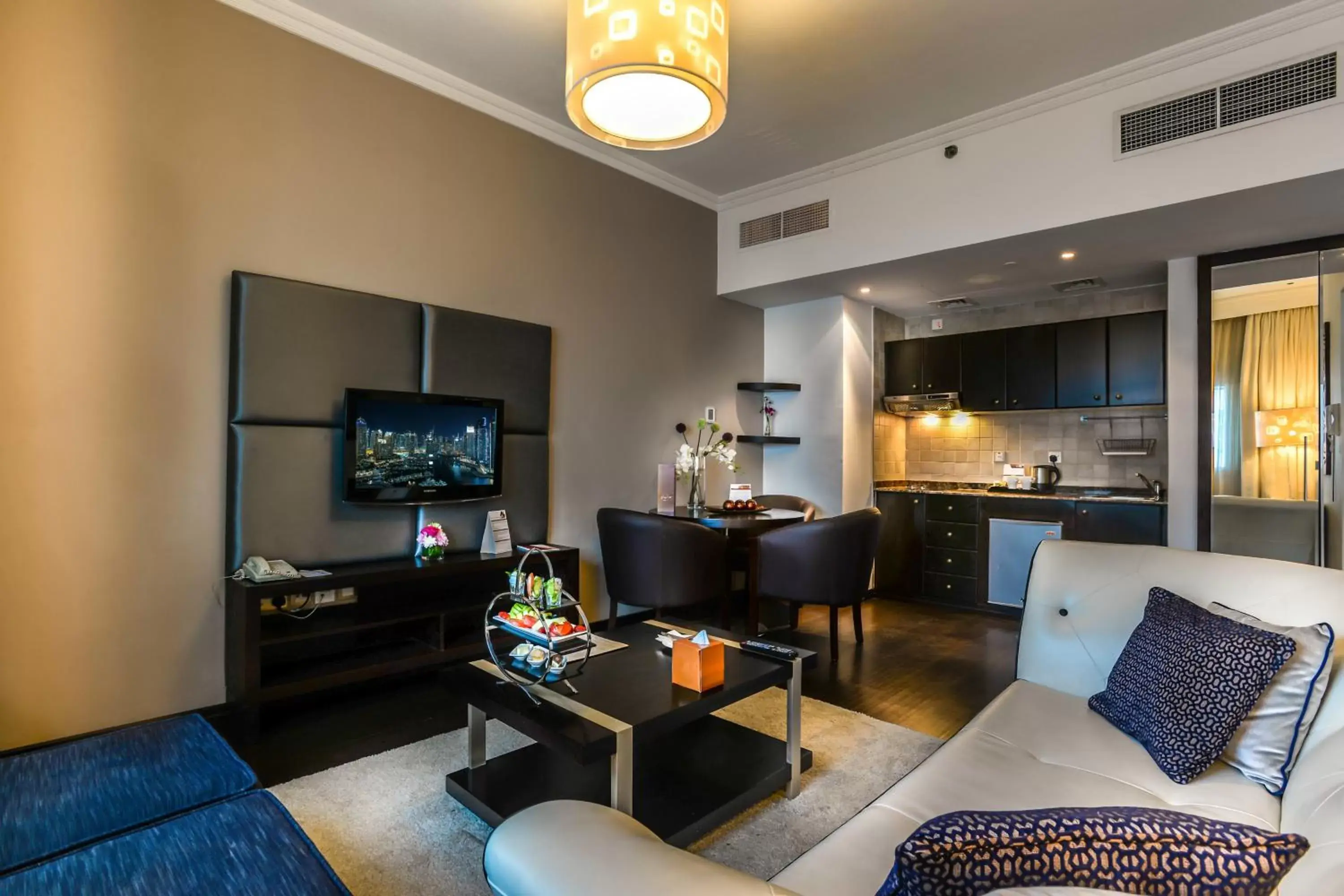 Kitchen or kitchenette, TV/Entertainment Center in First Central Hotel Suites