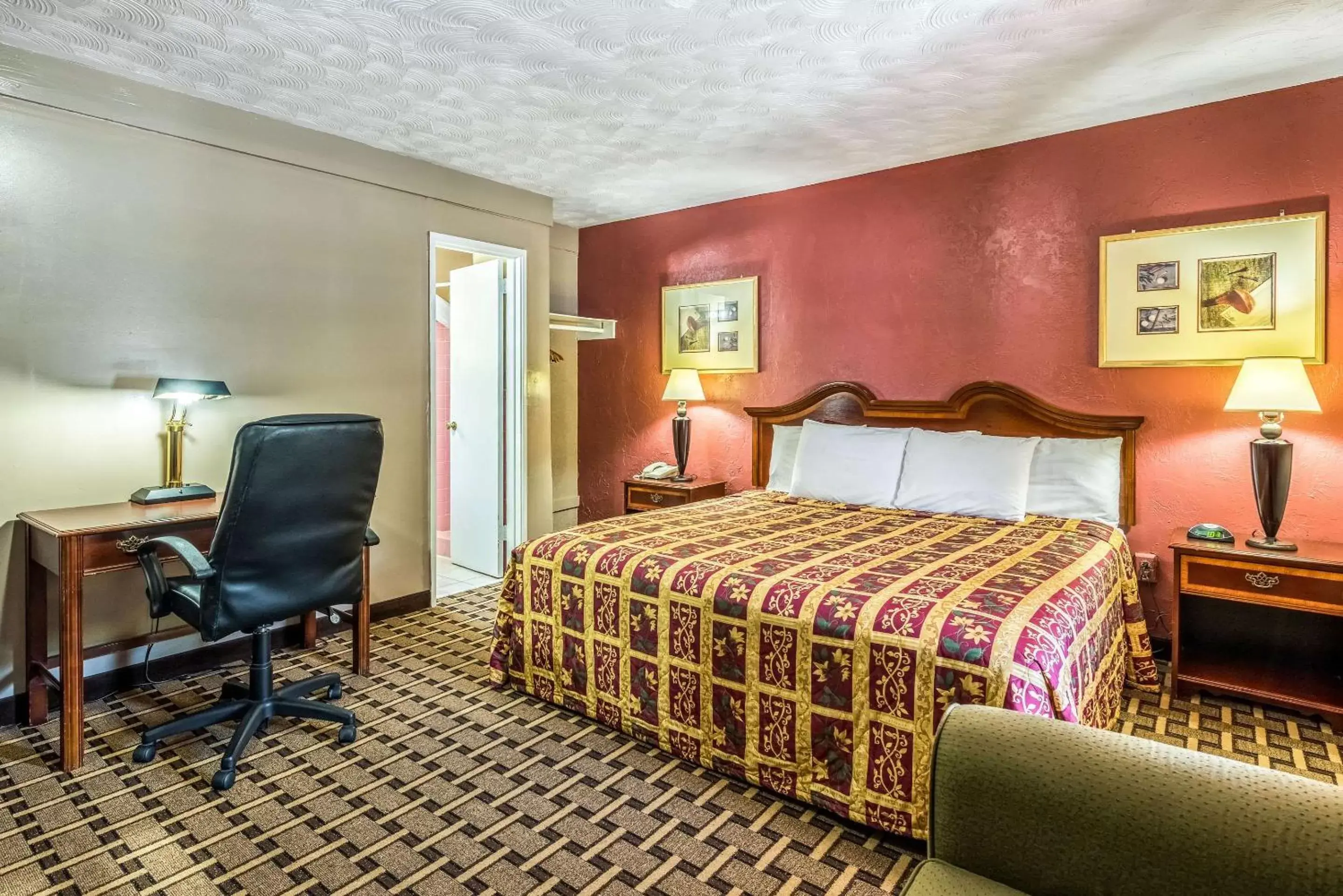 Photo of the whole room, Bed in Rodeway Inn