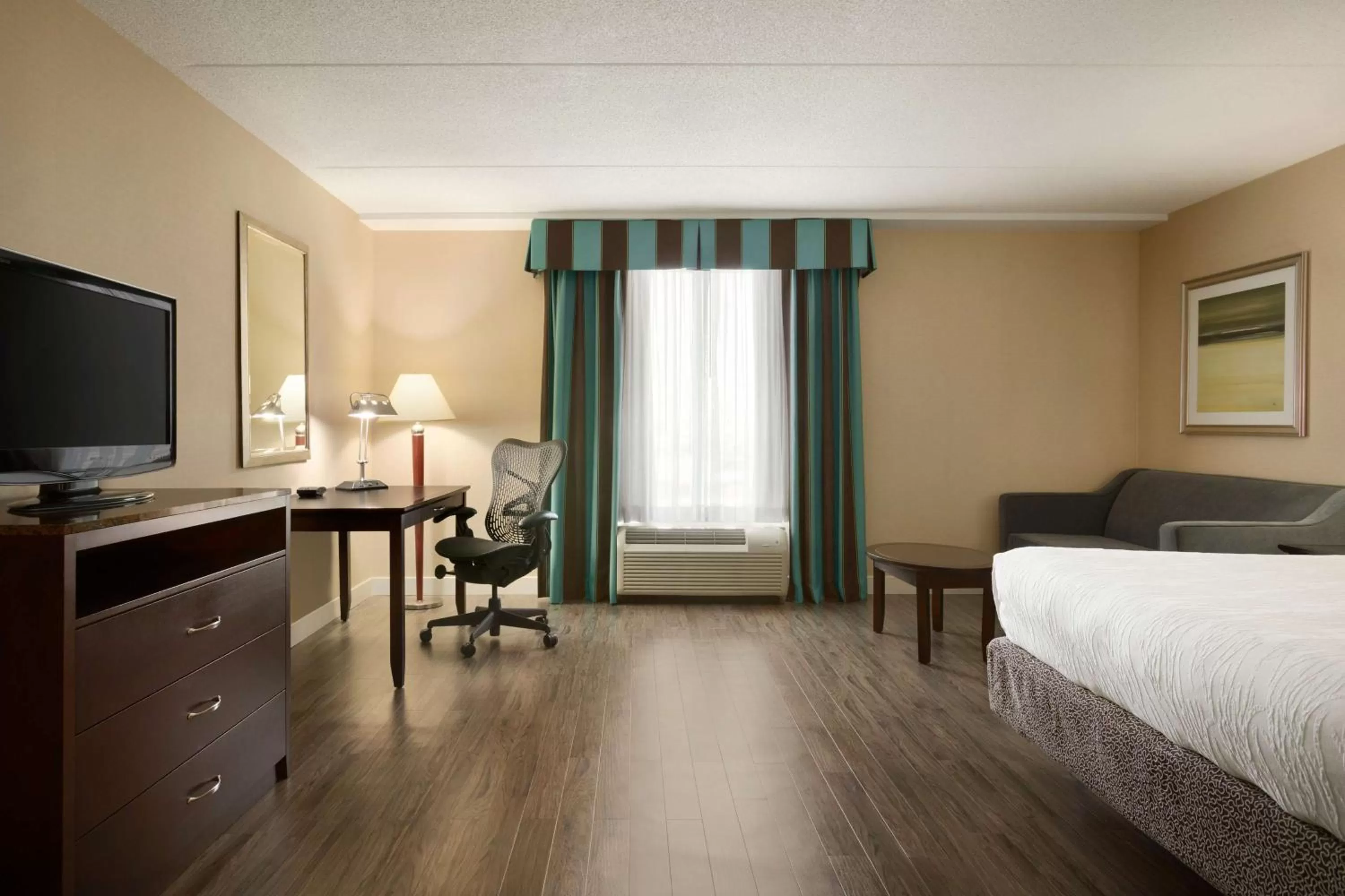 Bedroom, Bed in Hilton Garden Inn Toronto/Vaughan