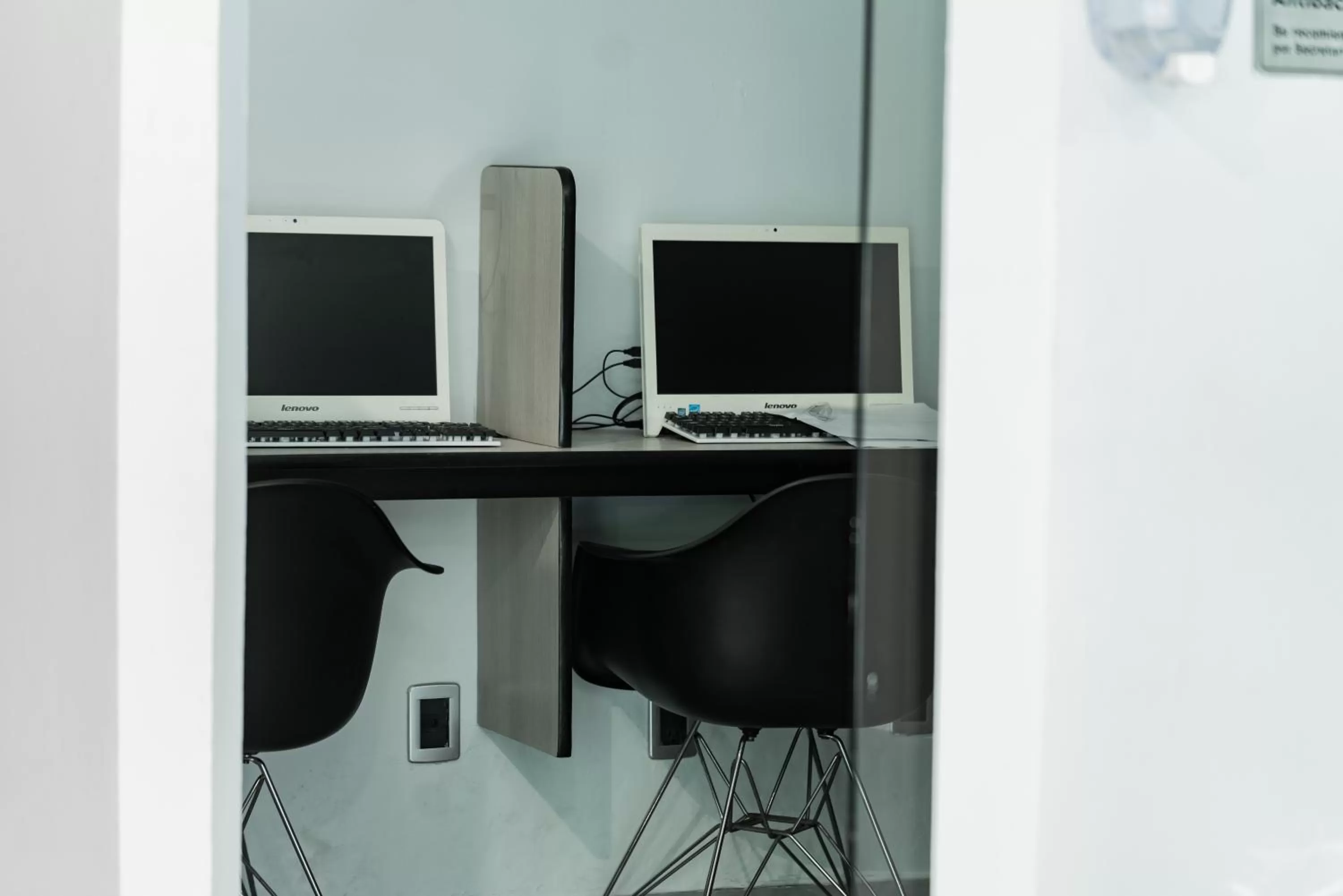 hair dresser in HOTEL LEMON GREEN -Zona Expo Frente al Centro de Convenciones