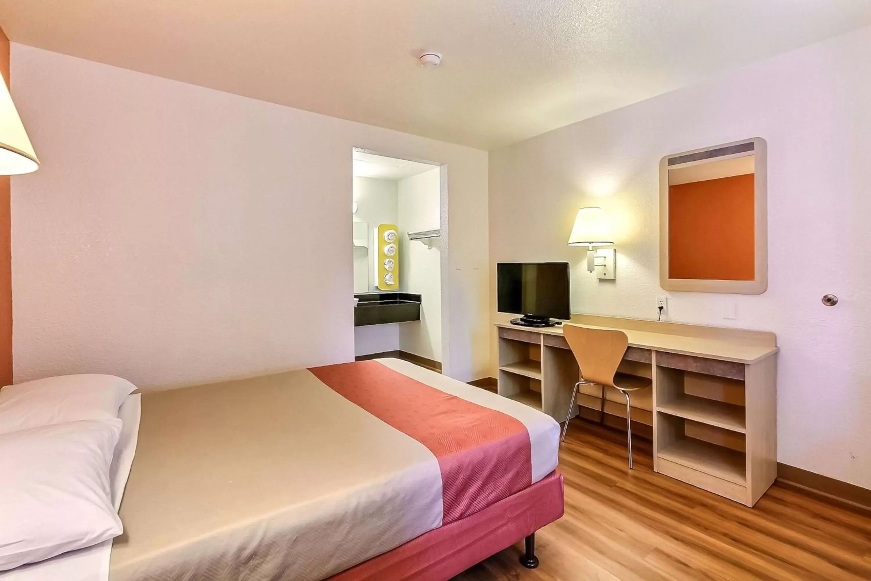 TV and multimedia, Bed in Motel 6-Fremont, CA - North