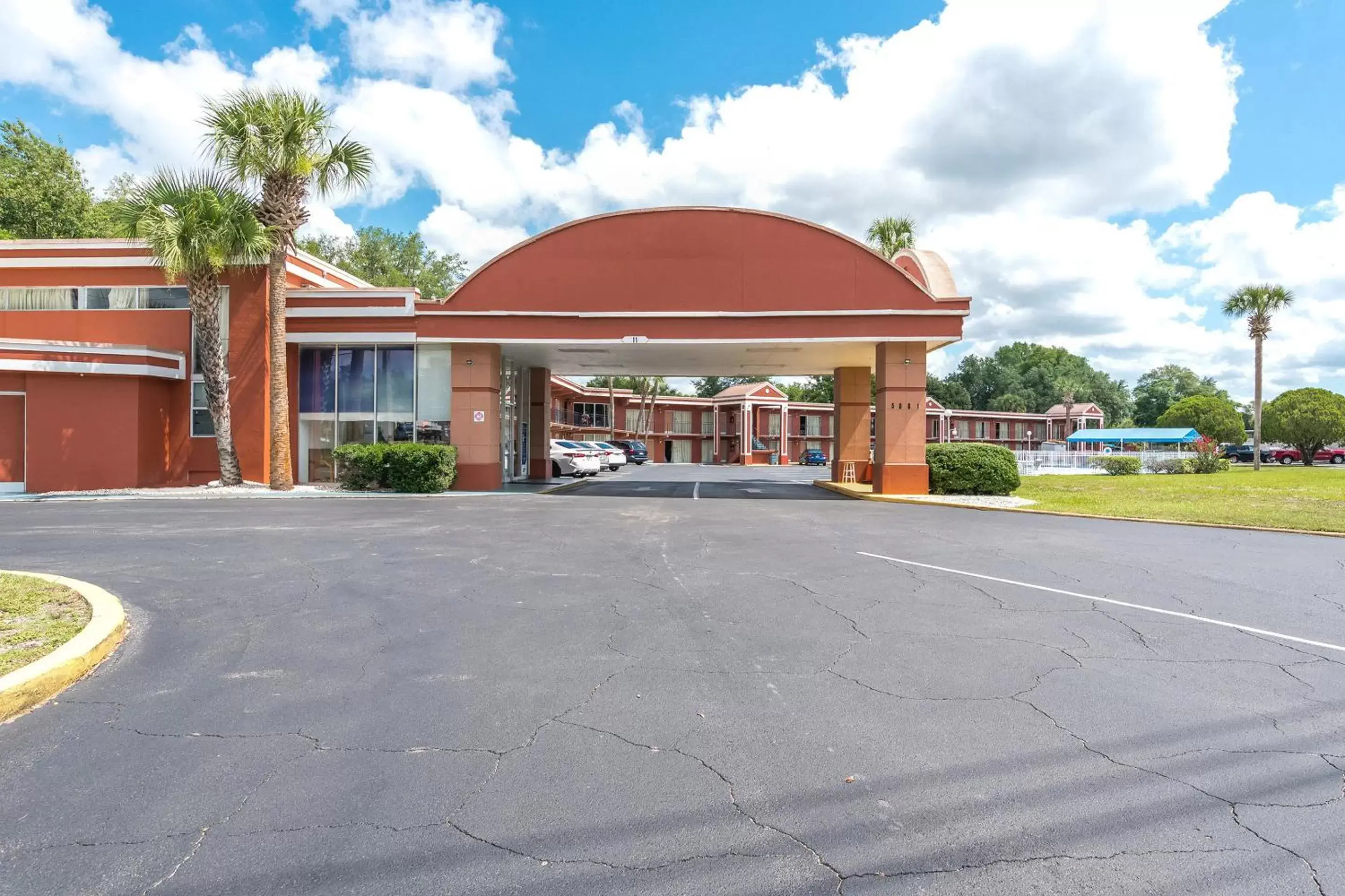 Property Building in OYO Hotel Mustang Silver Spring FL