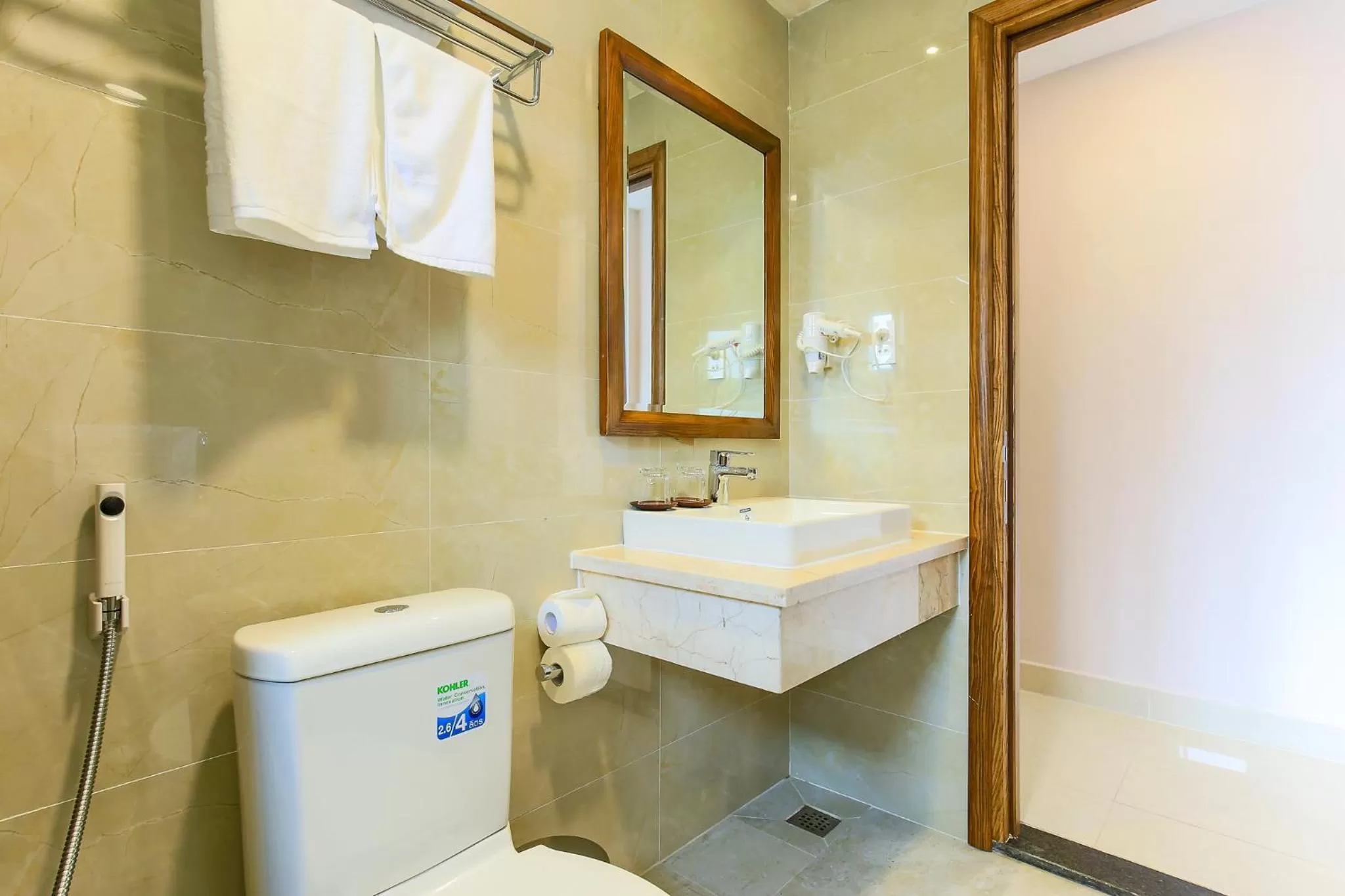 Toilet in Hoang Lan Hotel