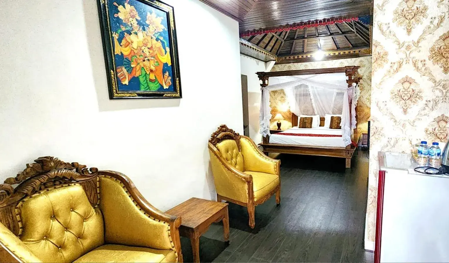 Photo of the whole room, Seating Area in Puri Gopa Hotel