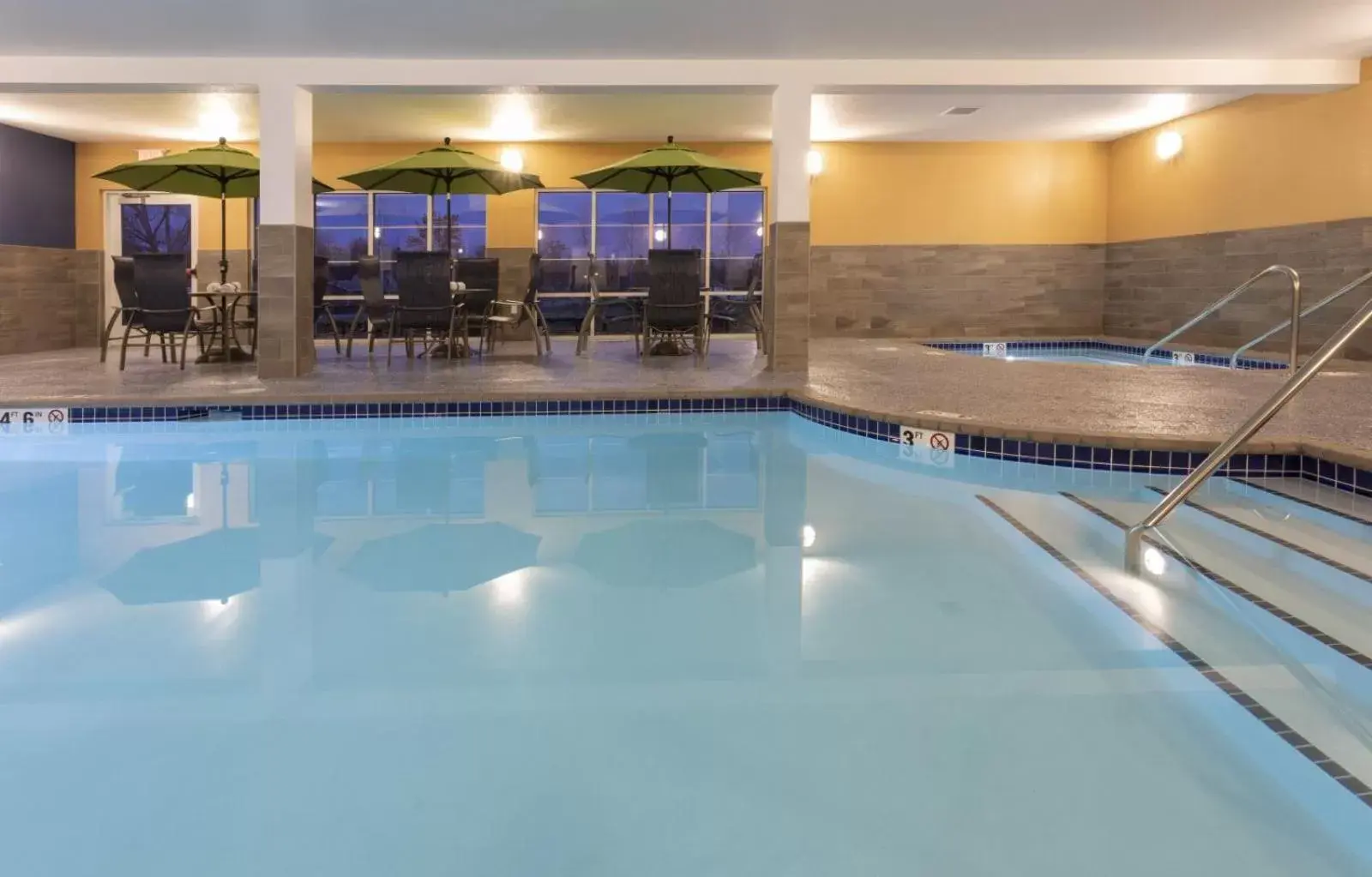Swimming Pool in Grandstay Hotel Milbank