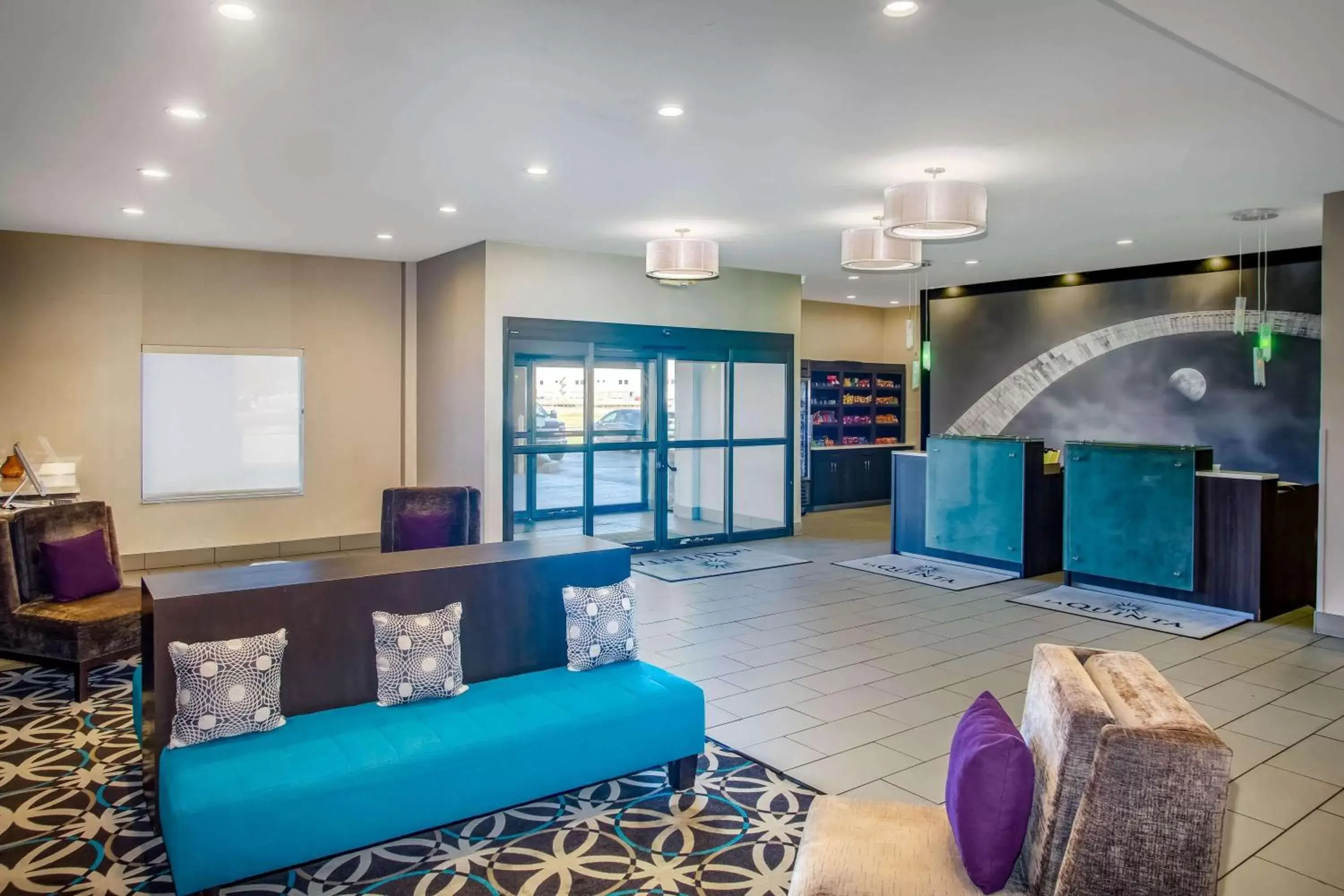 Lobby or reception, Seating Area in La Quinta Inn & Suits by Wyndham Pontoon Beach IL