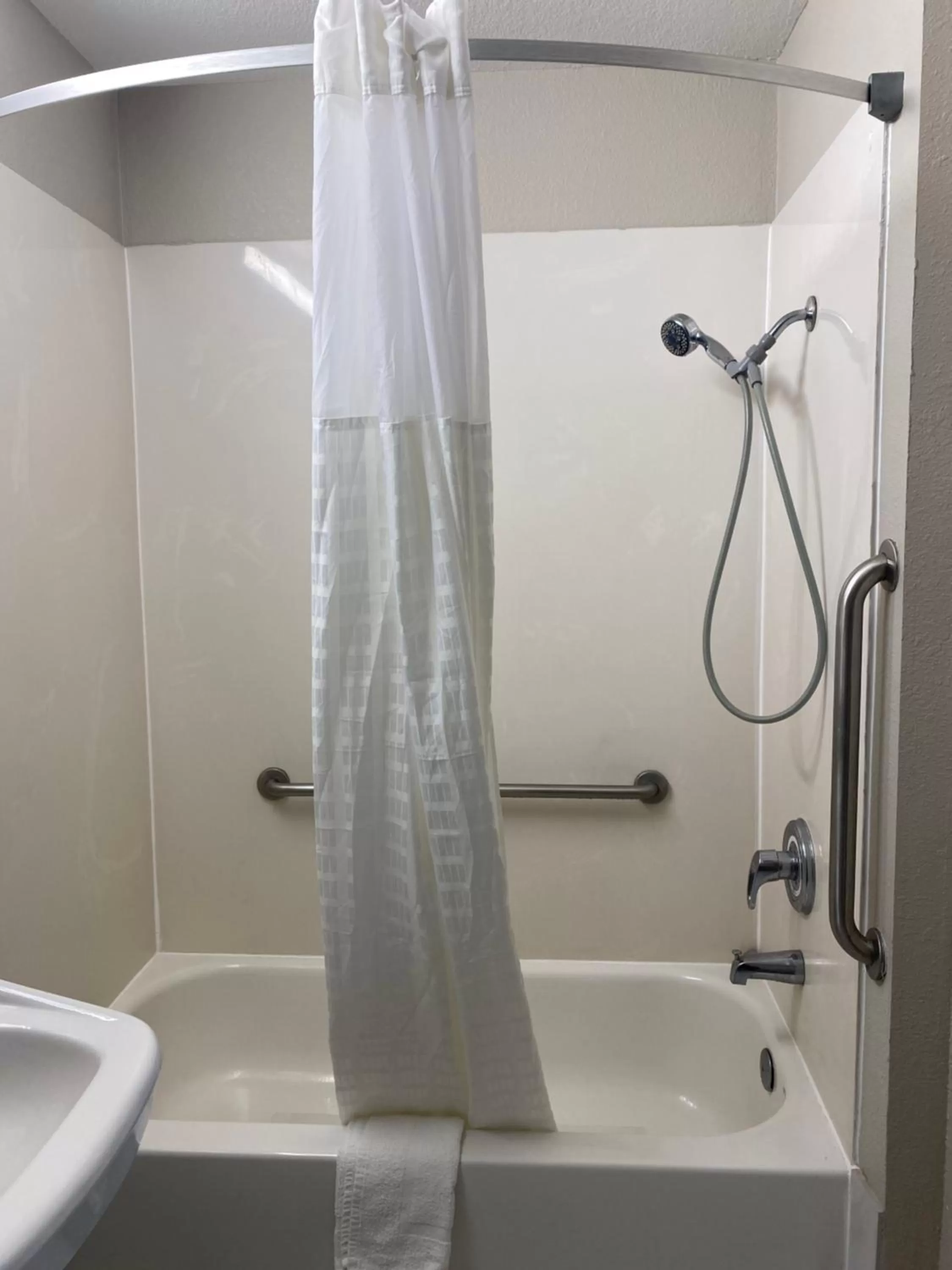 Bathroom in Days Inn by Wyndham Lake City I-10