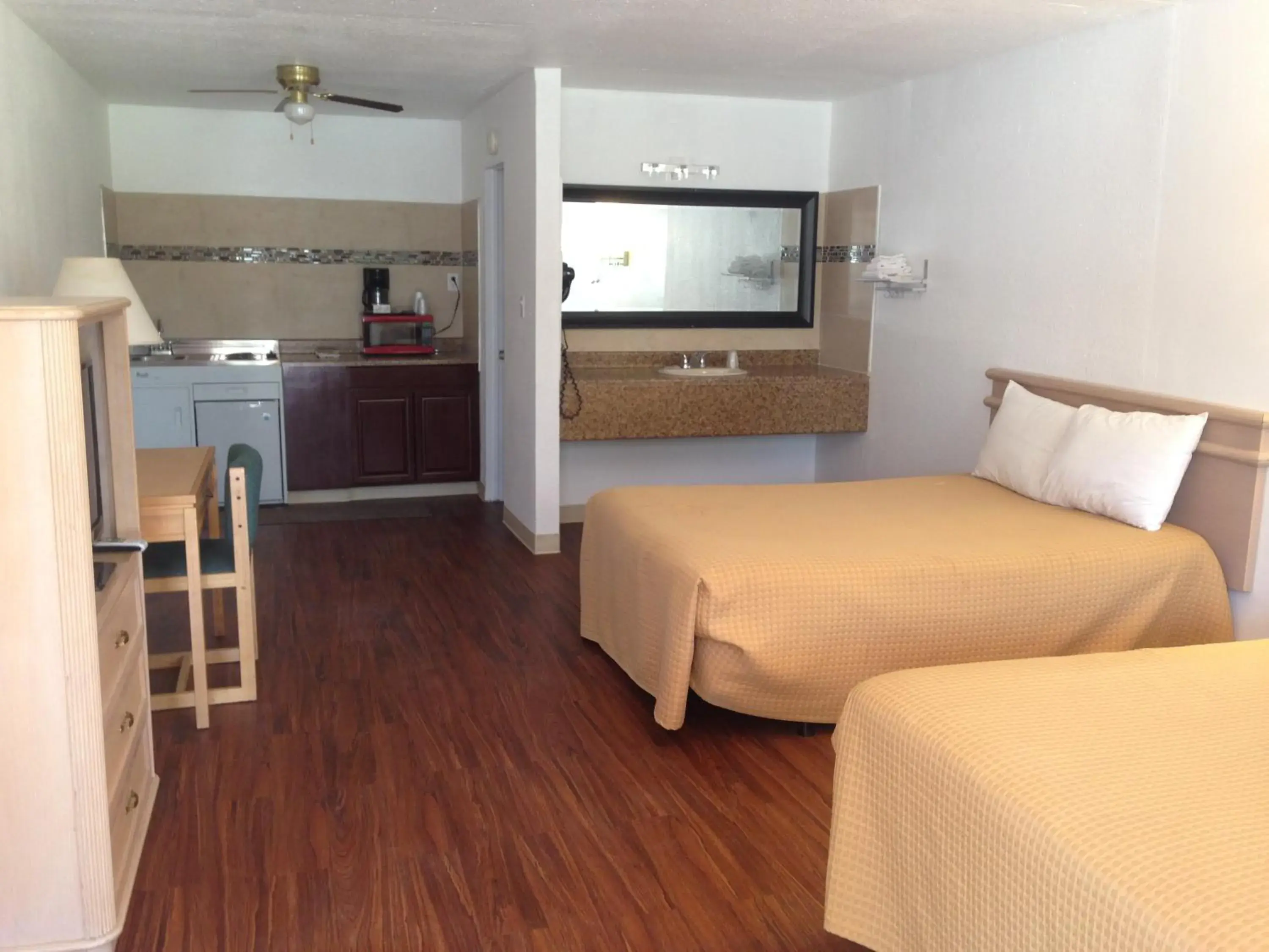 Property building, Kitchen/Kitchenette in Mount-N-Lake Motel