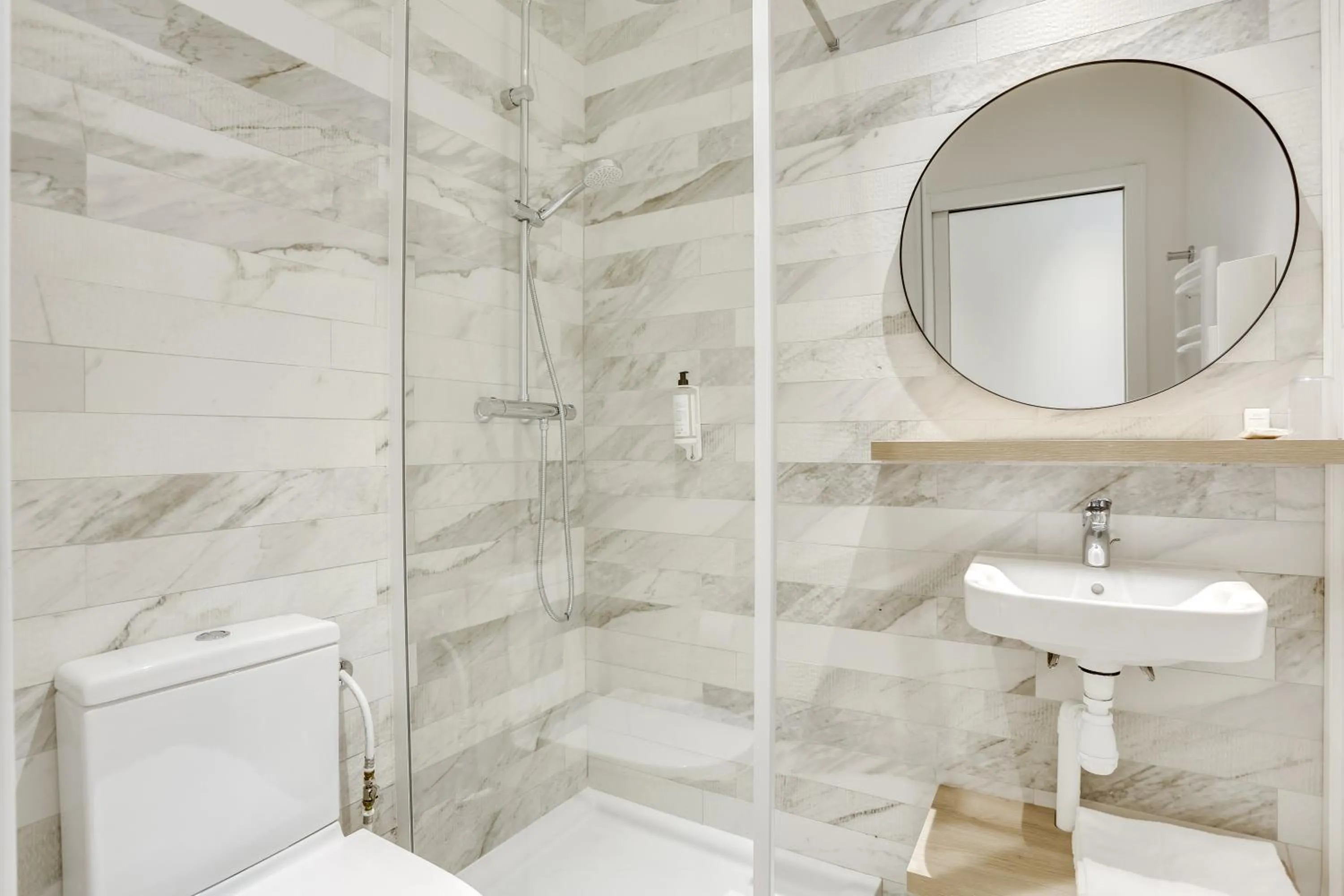 Shower in Hotel Courseine