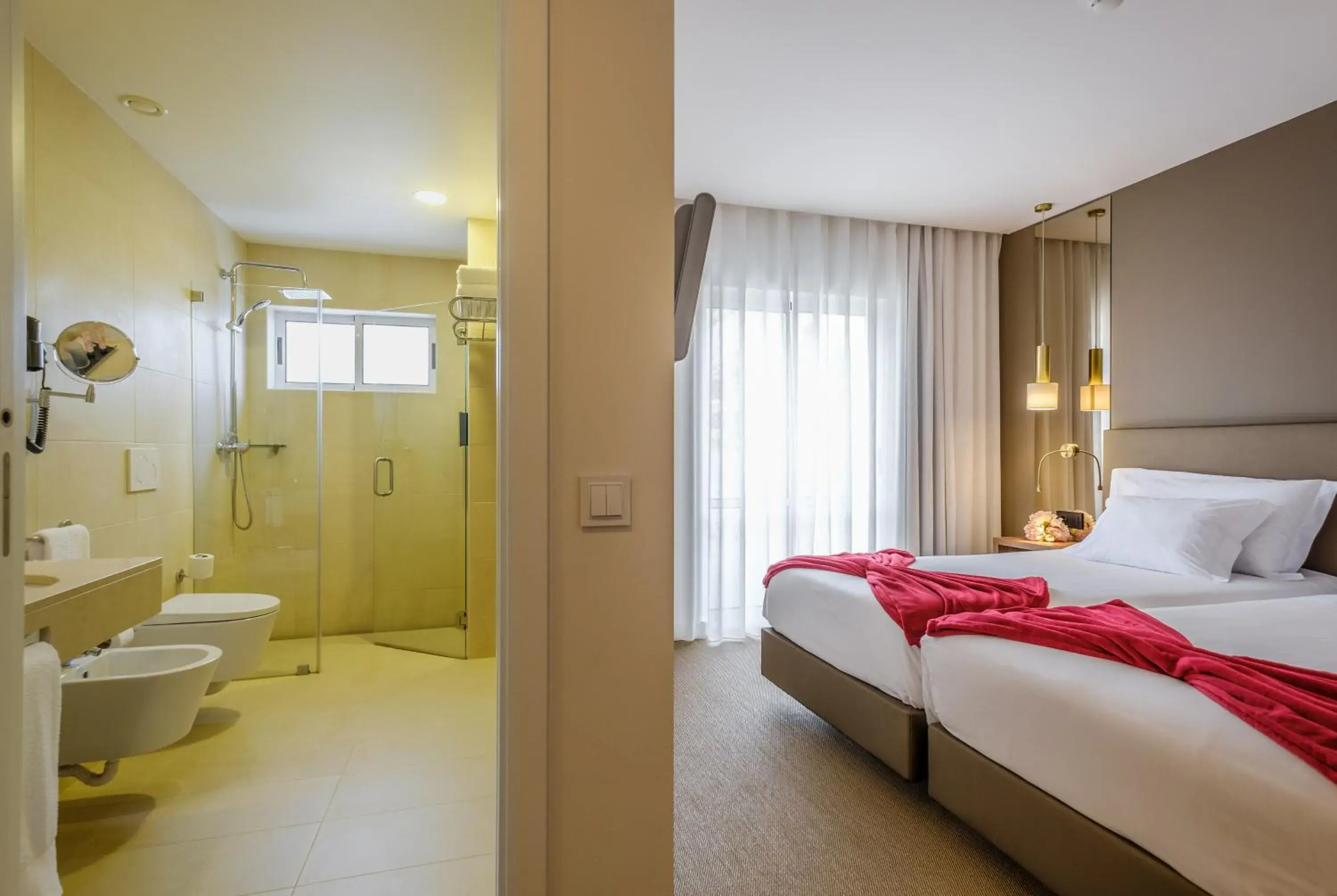 Toilet, Bed in Hotel Regina Toilet, Bed in Hotel Regina