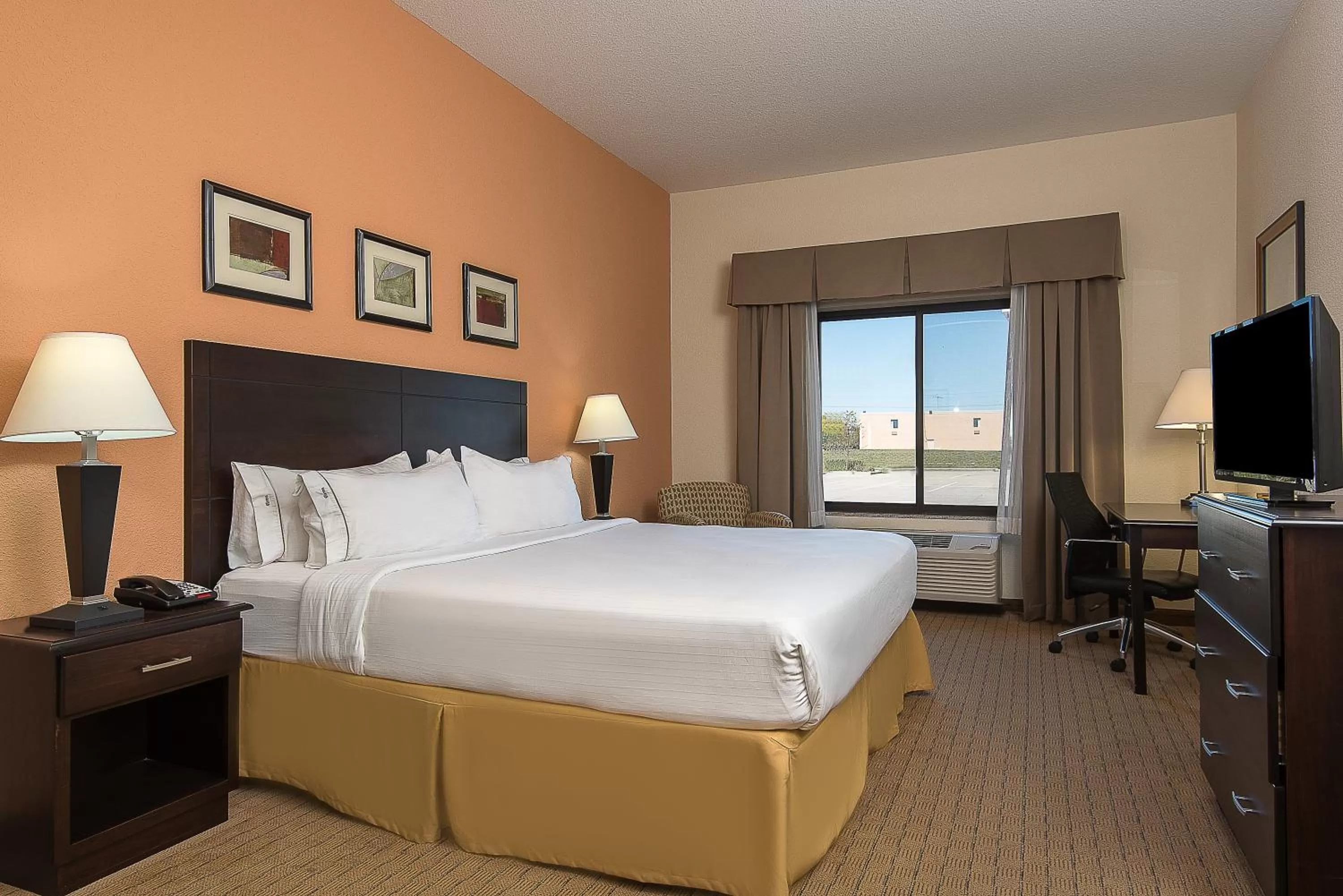Photo of the whole room, Bed in Holiday Inn Express and Suites Lafayette East by IHG