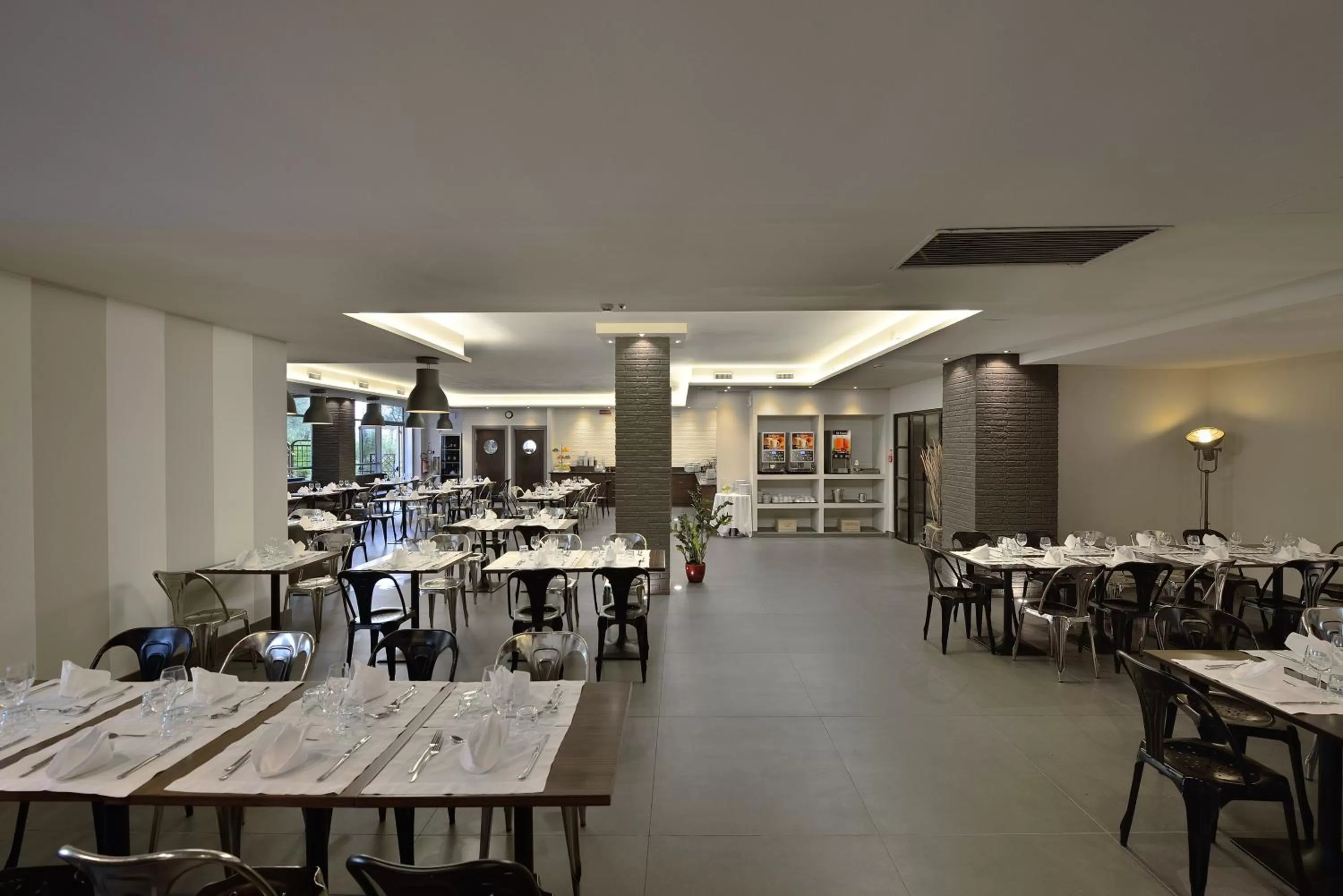 Restaurant/places to eat in La Meridiana Bleisure Hotel