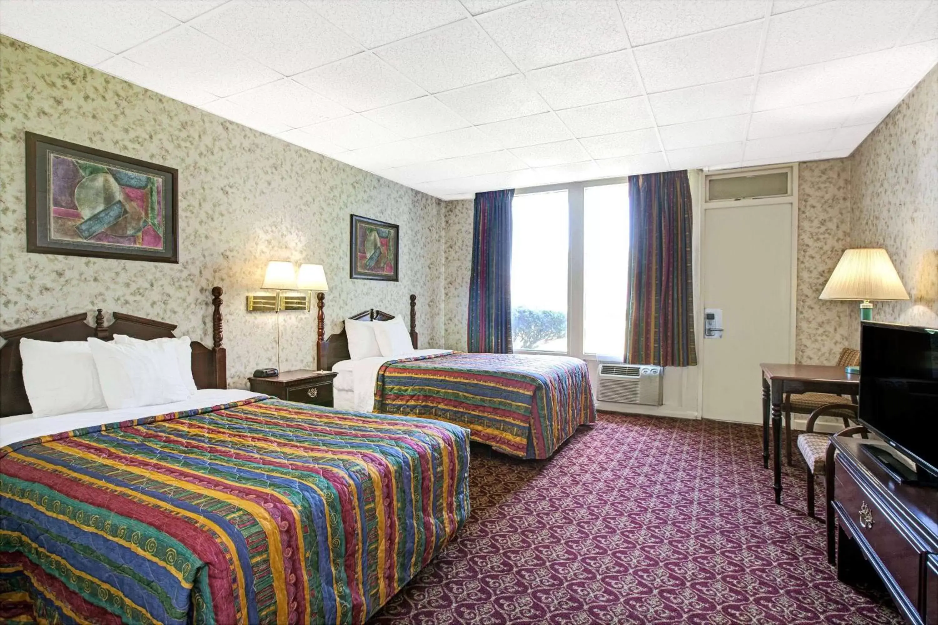 Photo of the whole room, Bed in Days Inn by Wyndham Parsippany