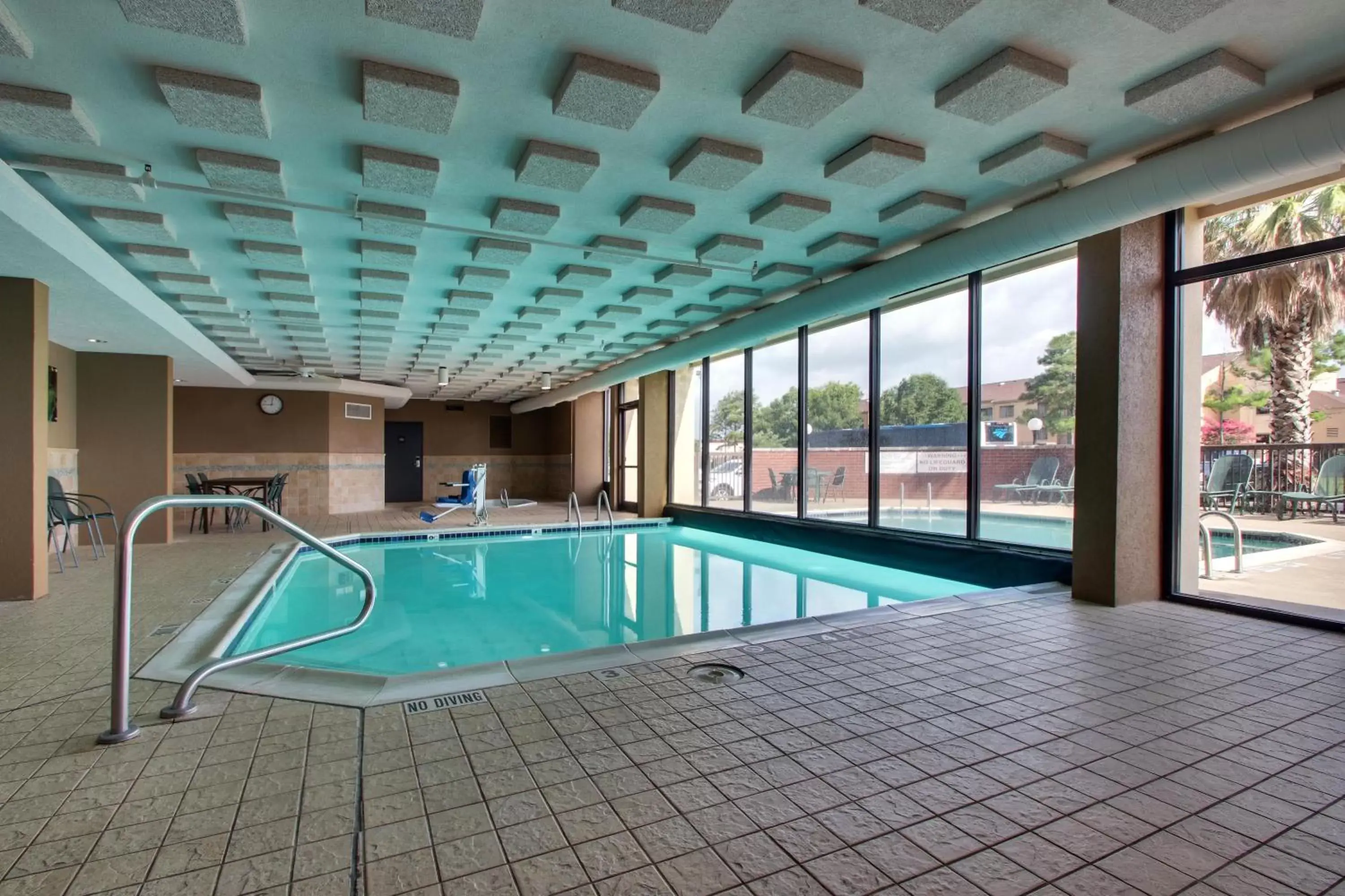 Swimming Pool in GreenTree Hotel - Houston Hobby Airport