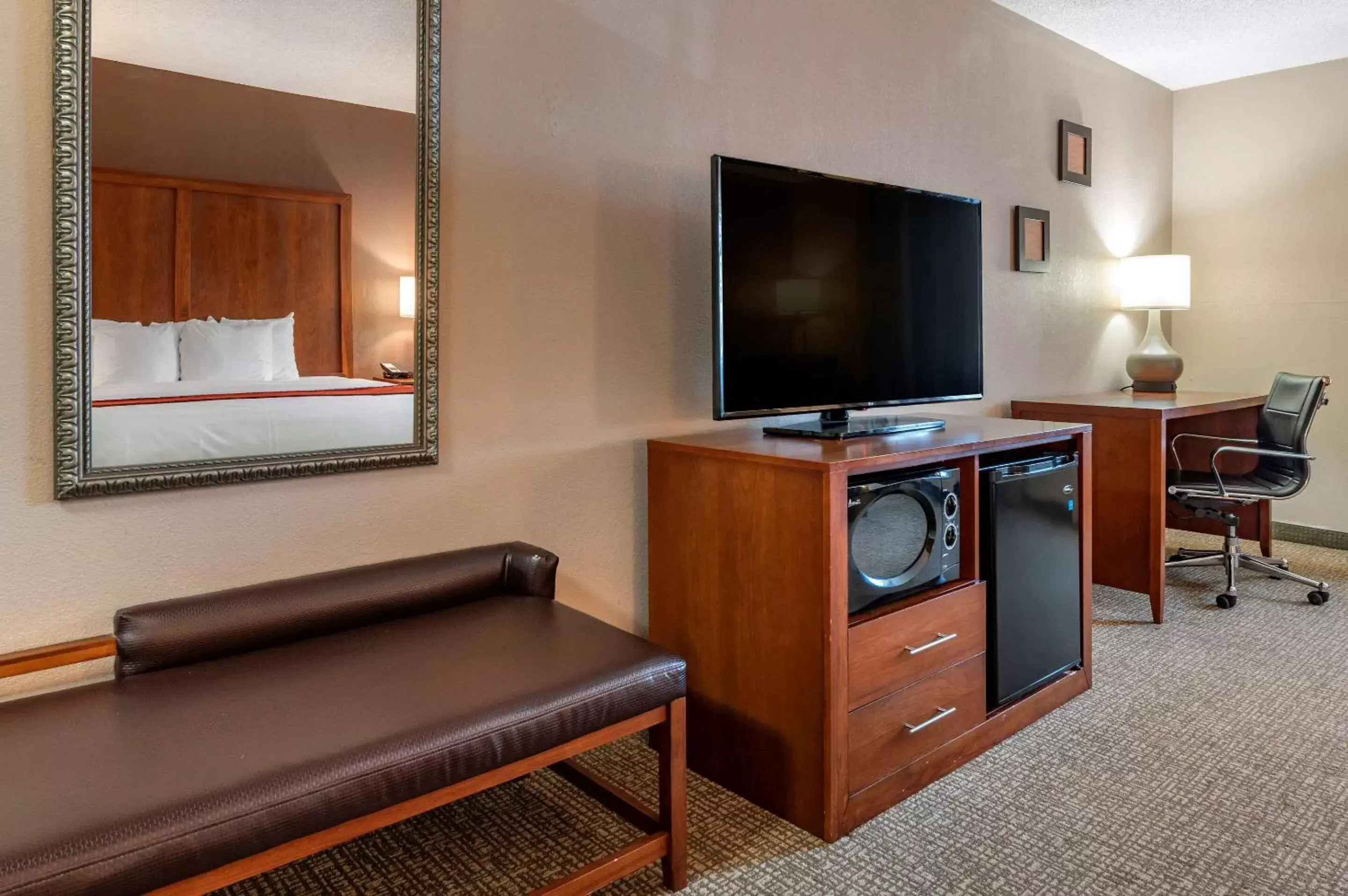 Photo of the whole room, TV/Entertainment Center in Comfort Inn Lawrenceburg