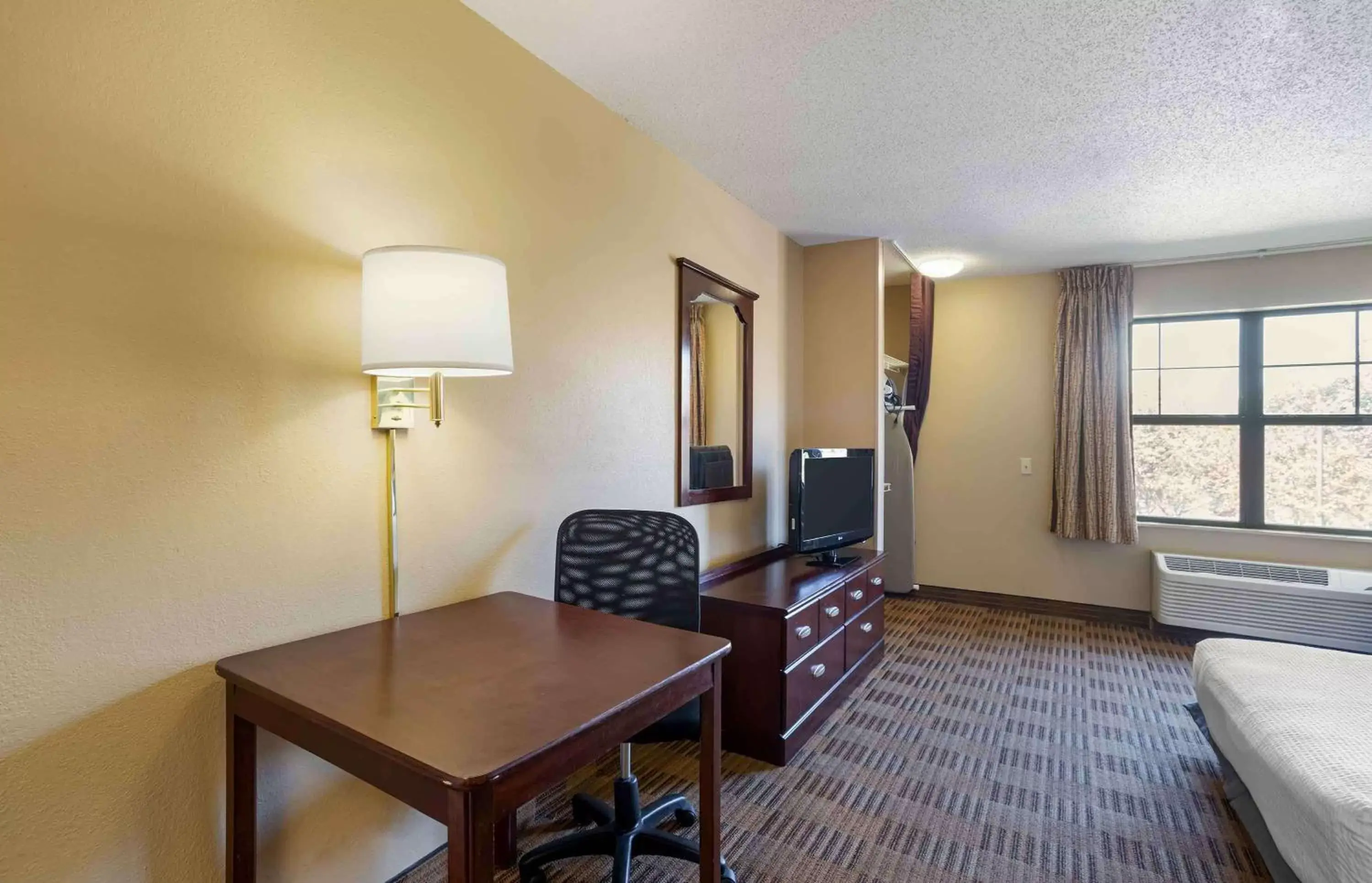 Bedroom, Seating Area in Extended Stay America Suites - Frederick - Westview Dr