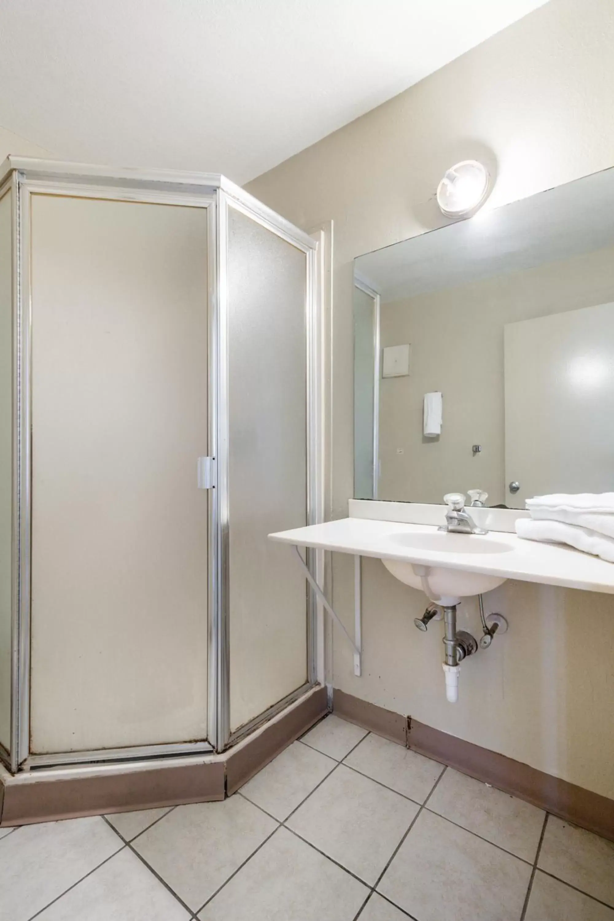 Bathroom in OYO Hotel Shreveport Airport North