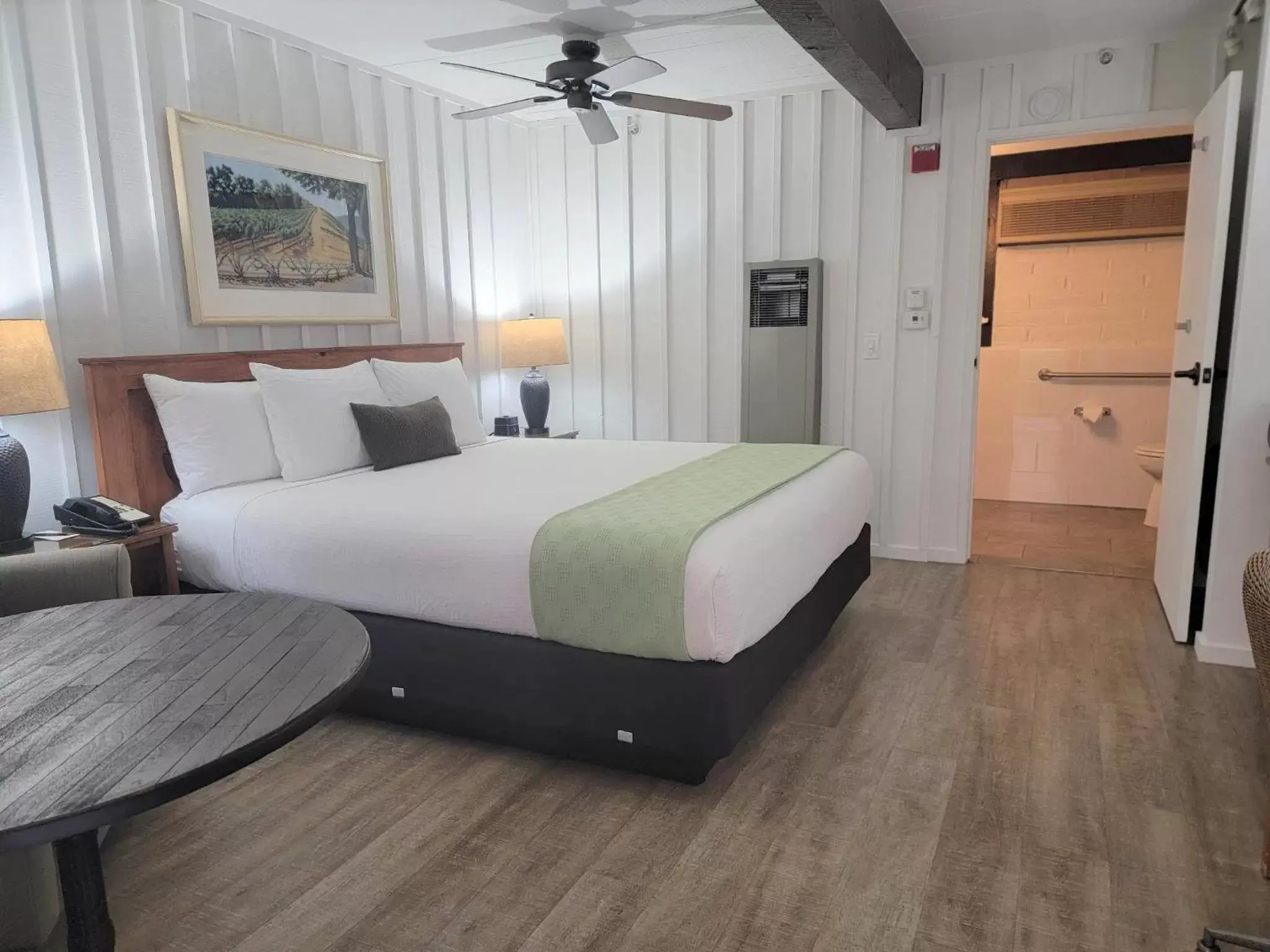 Bedroom, Bed in El Pueblo Inn
