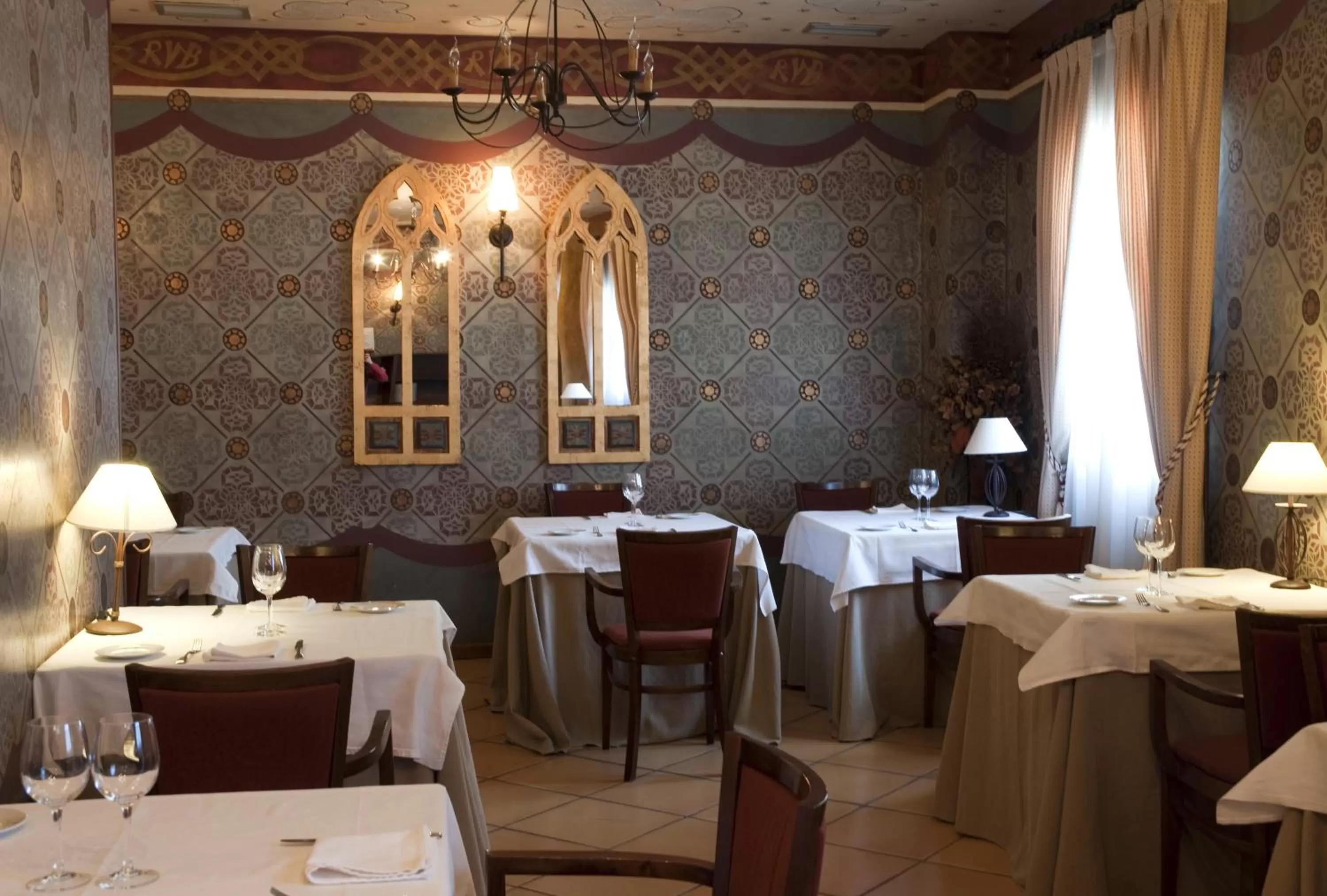 Restaurant/places to eat in Jardin de la Abadia, Arroyo de la Encomienda