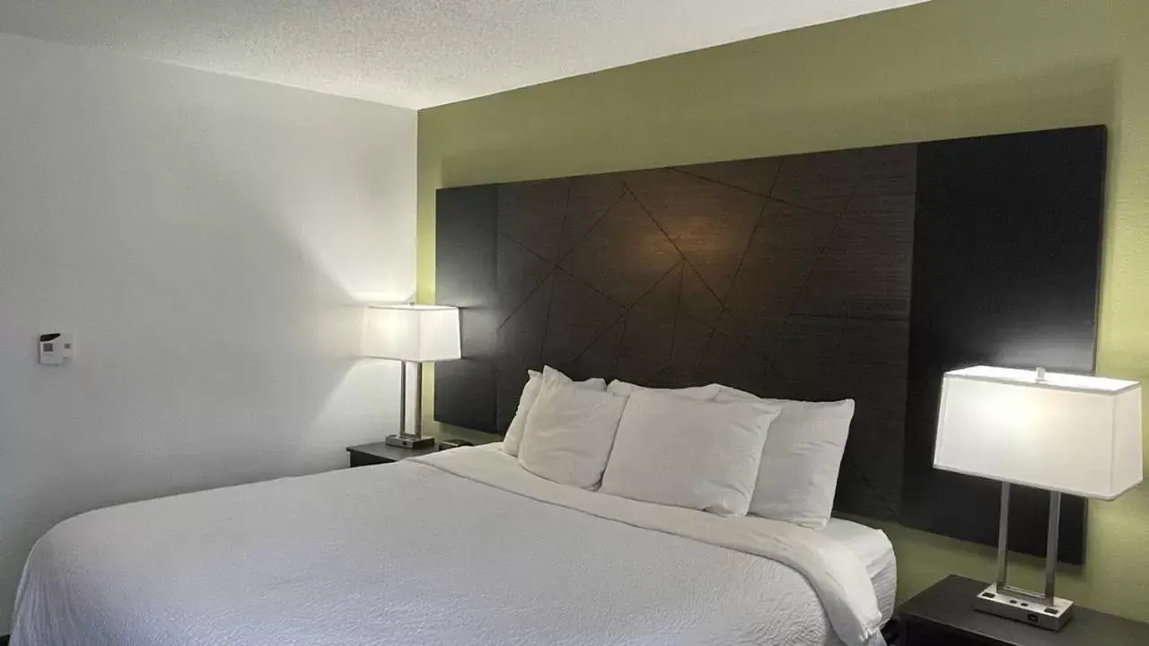Photo of the whole room, Bed in La Quinta Inn by Wyndham Cincinnati North