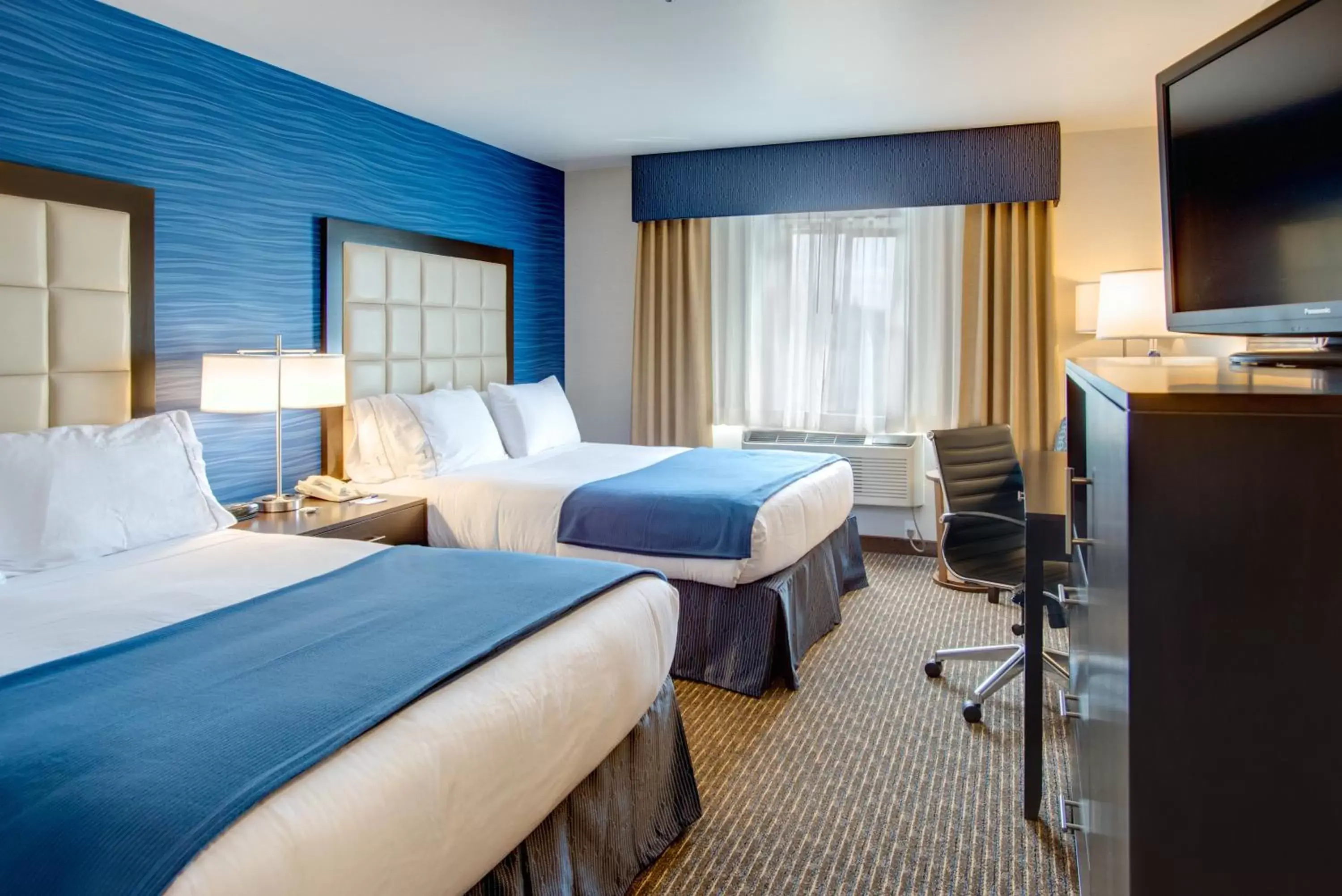 Bathroom, Bed in Holiday Inn Express Bellingham, an IHG Hotel