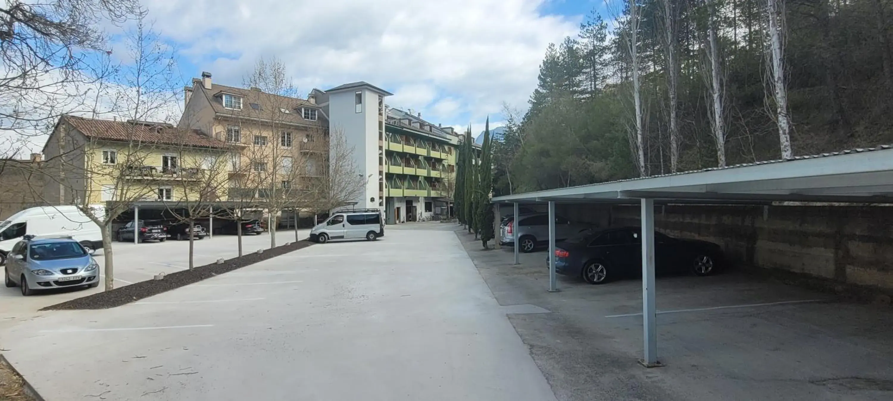 Parking, Property Building in Hotel Meson de LAinsa