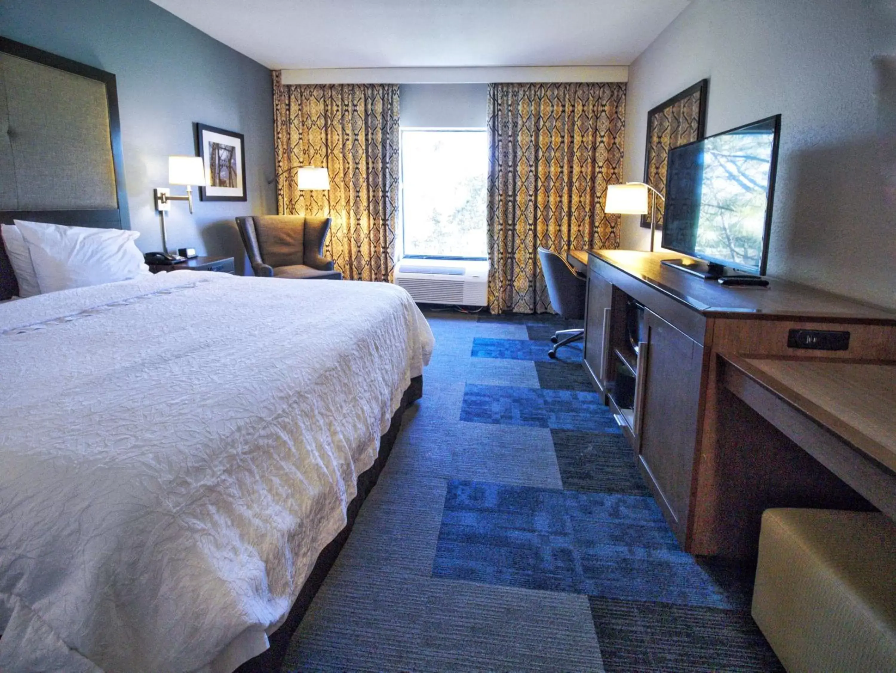 Bed, TV/Entertainment Center in Hampton Inn By Hilton Oklahoma City/Edmond