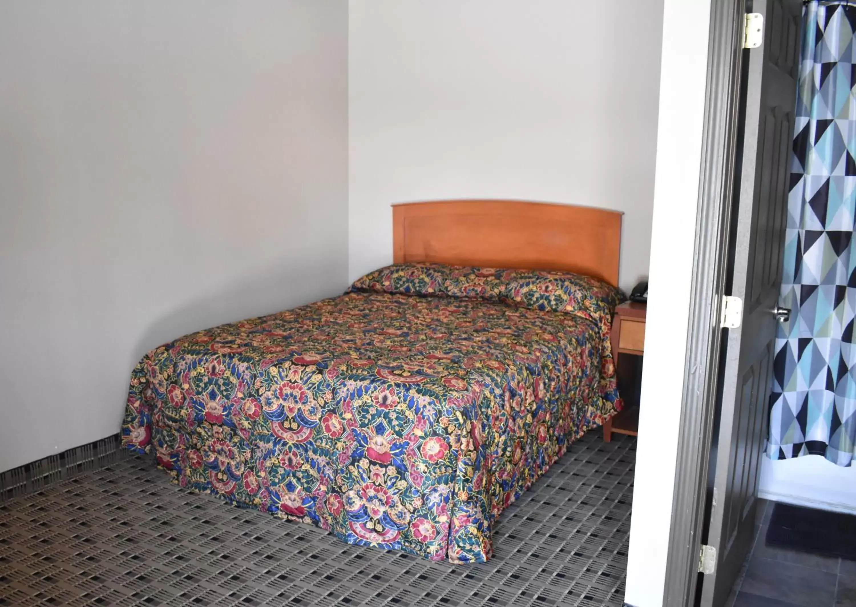 Bed in Economy Inn & Suites