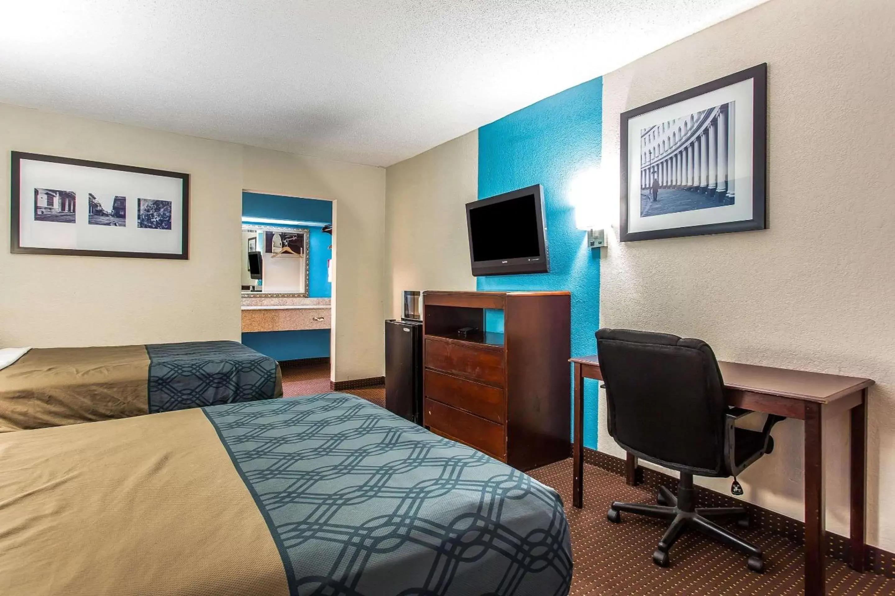 Photo of the whole room, TV/Entertainment Center in Econo Lodge Elizabeth City