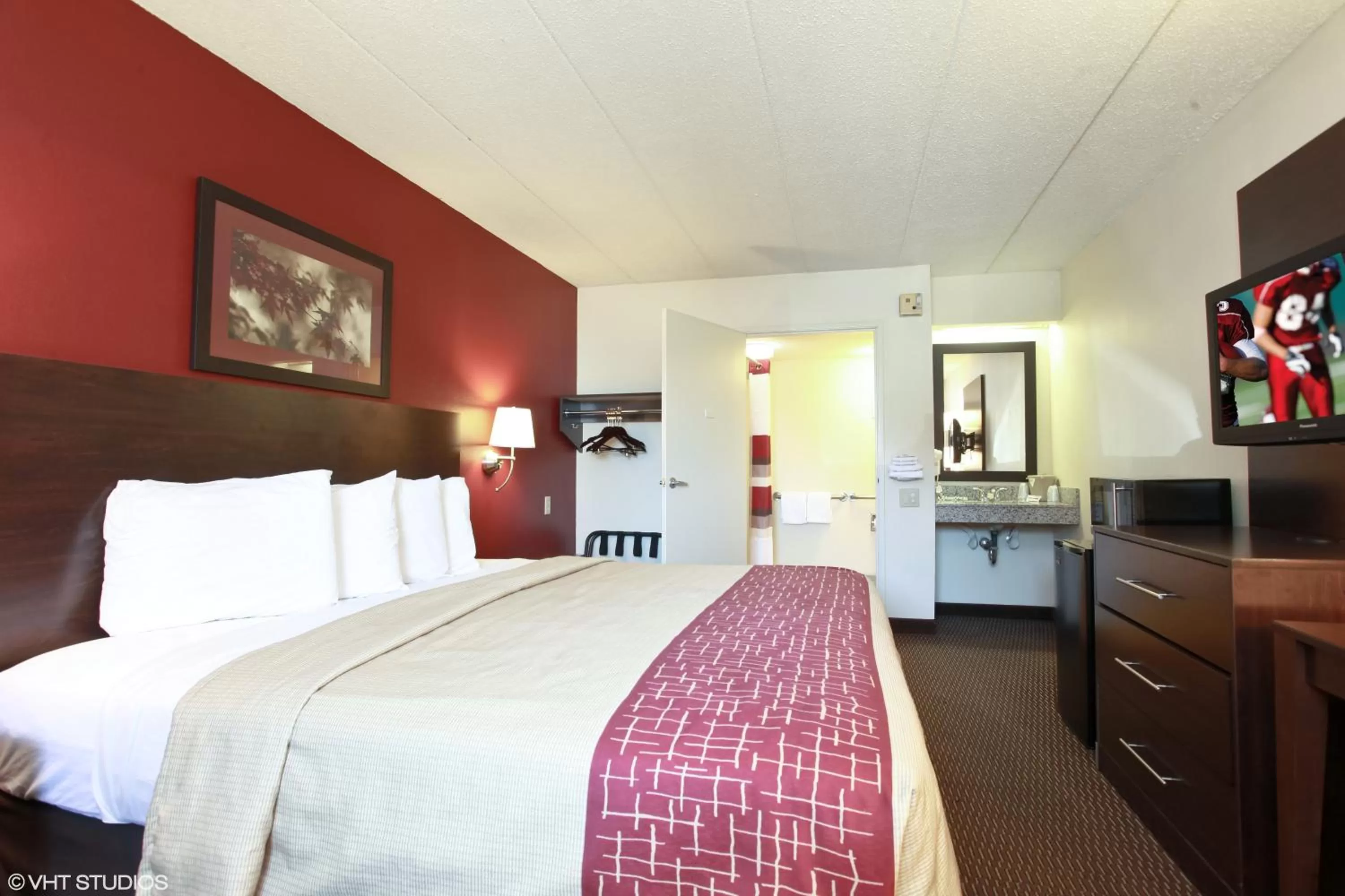 Photo of the whole room, Bed in Red Roof Inn Michigan City