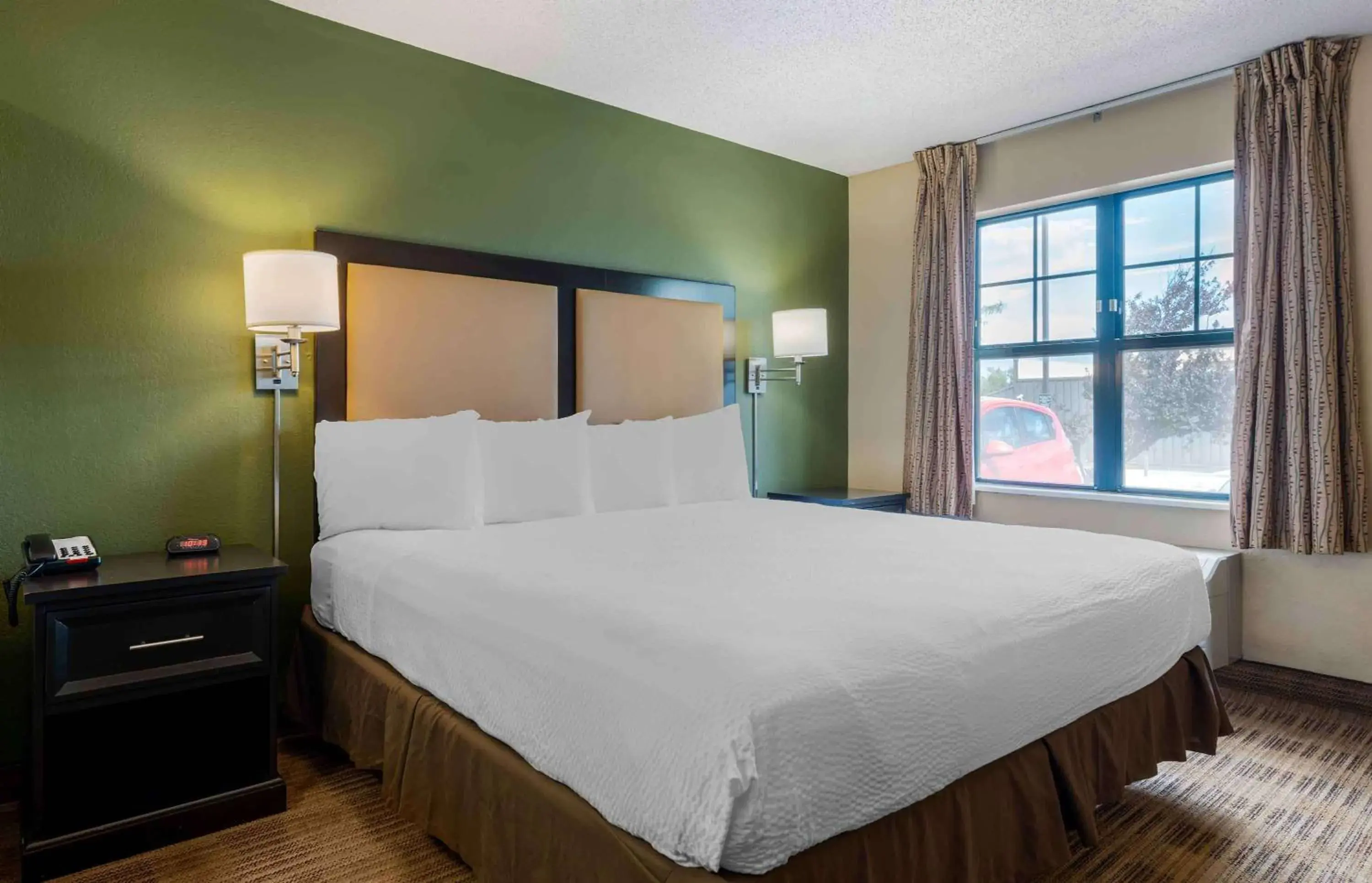Bedroom, Bed in Extended Stay America Suites - Chicago - Gurnee