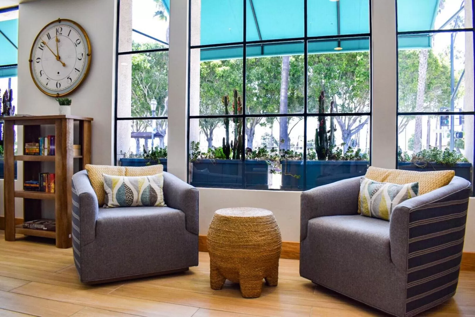 Library in Beachside Inn