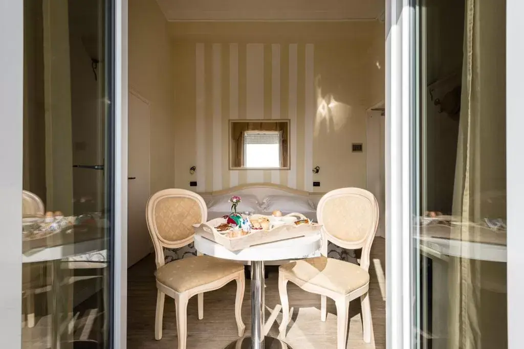 Dining Area in Hotel London