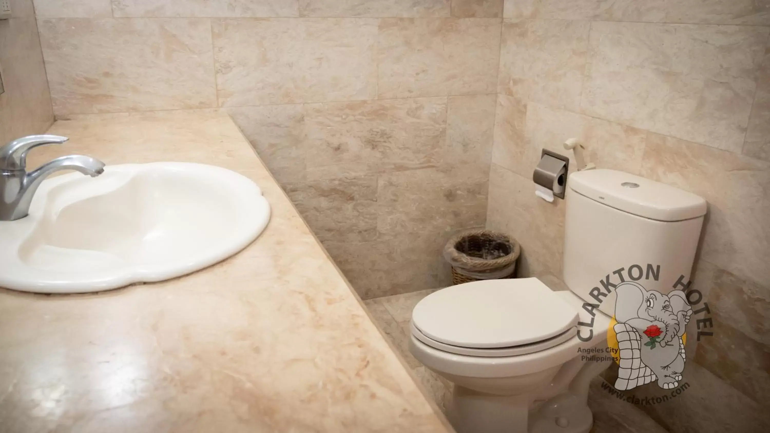 Bathroom in Clarkton Hotel Apartment