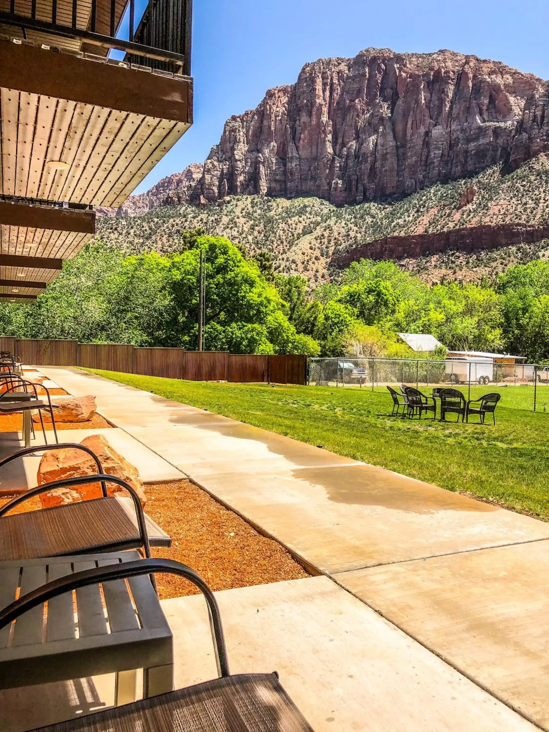 Patio in Bumbleberry Inn