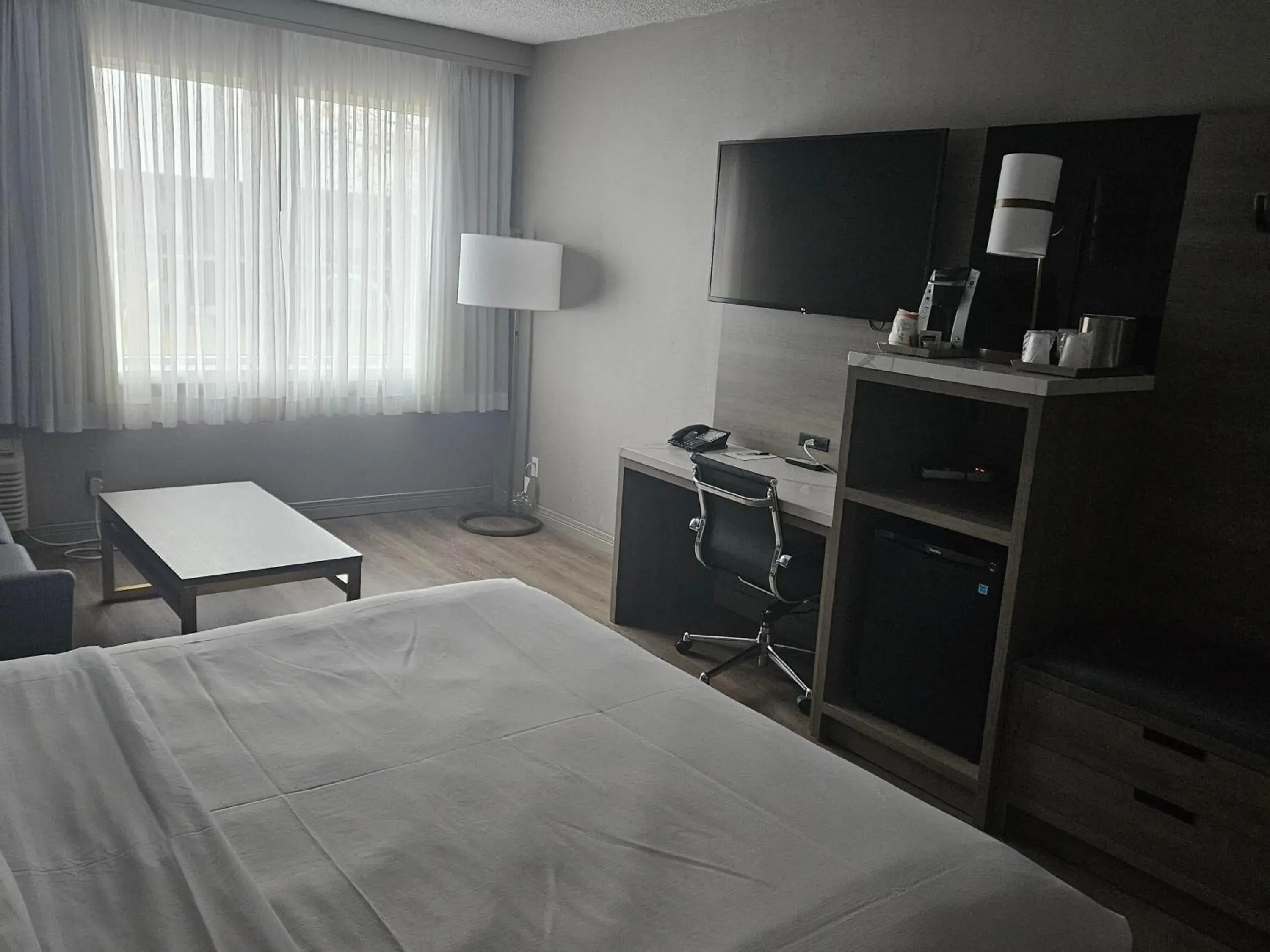 Bedroom, TV/Entertainment Center in Radisson Hotel Montreal Airport