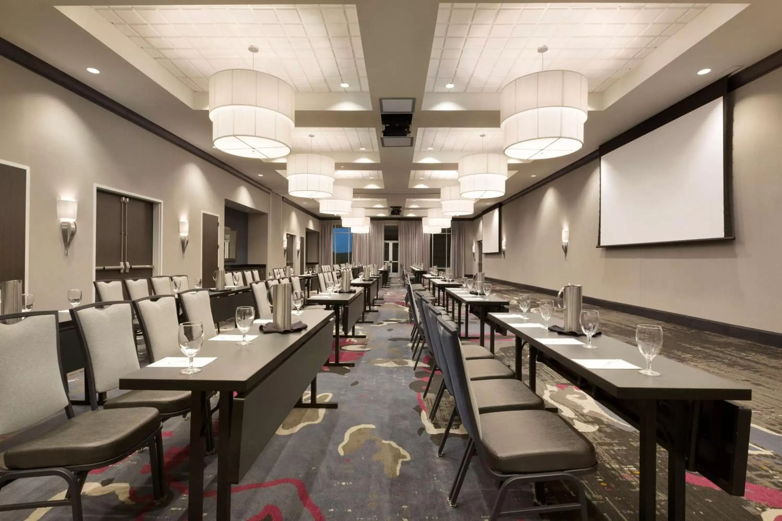 Meeting/conference room, Restaurant/Places to Eat in Embassy Suites by Hilton Greenville Downtown Riverplace