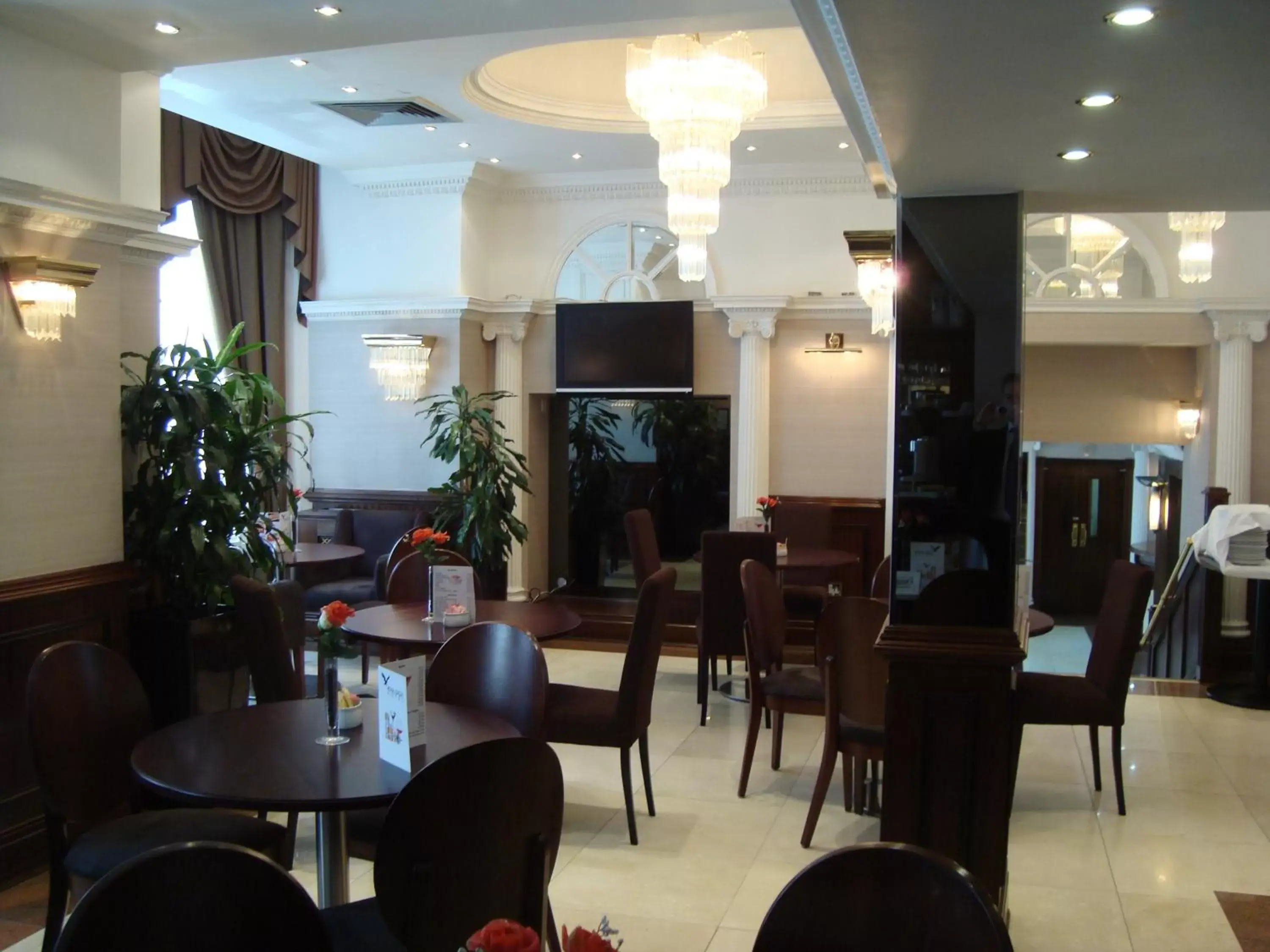 Restaurant/Places to Eat in Royal Eagle Hotel