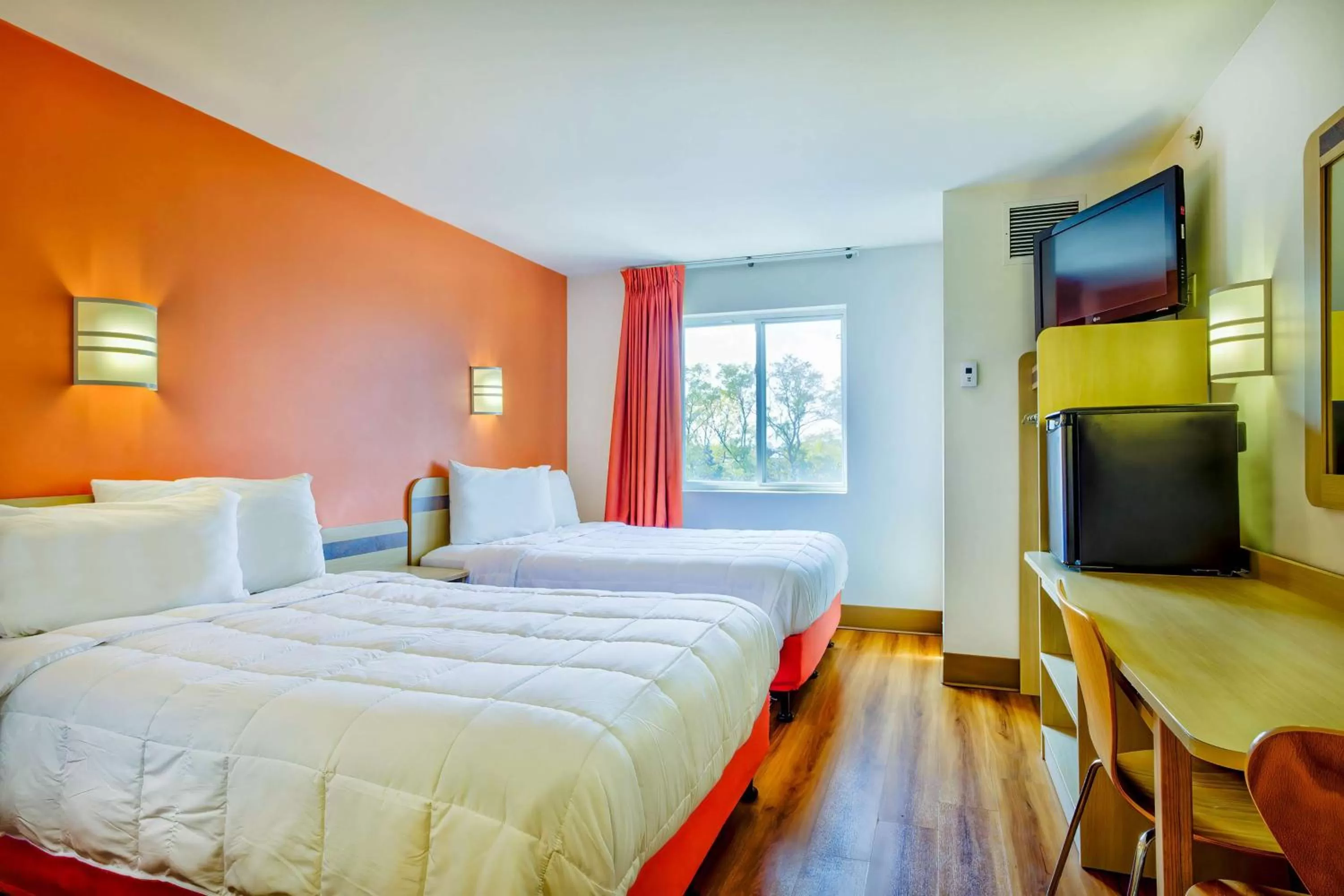 Bedroom, Bed in Motel 6-Burlington, ON - Toronto West - Oakville