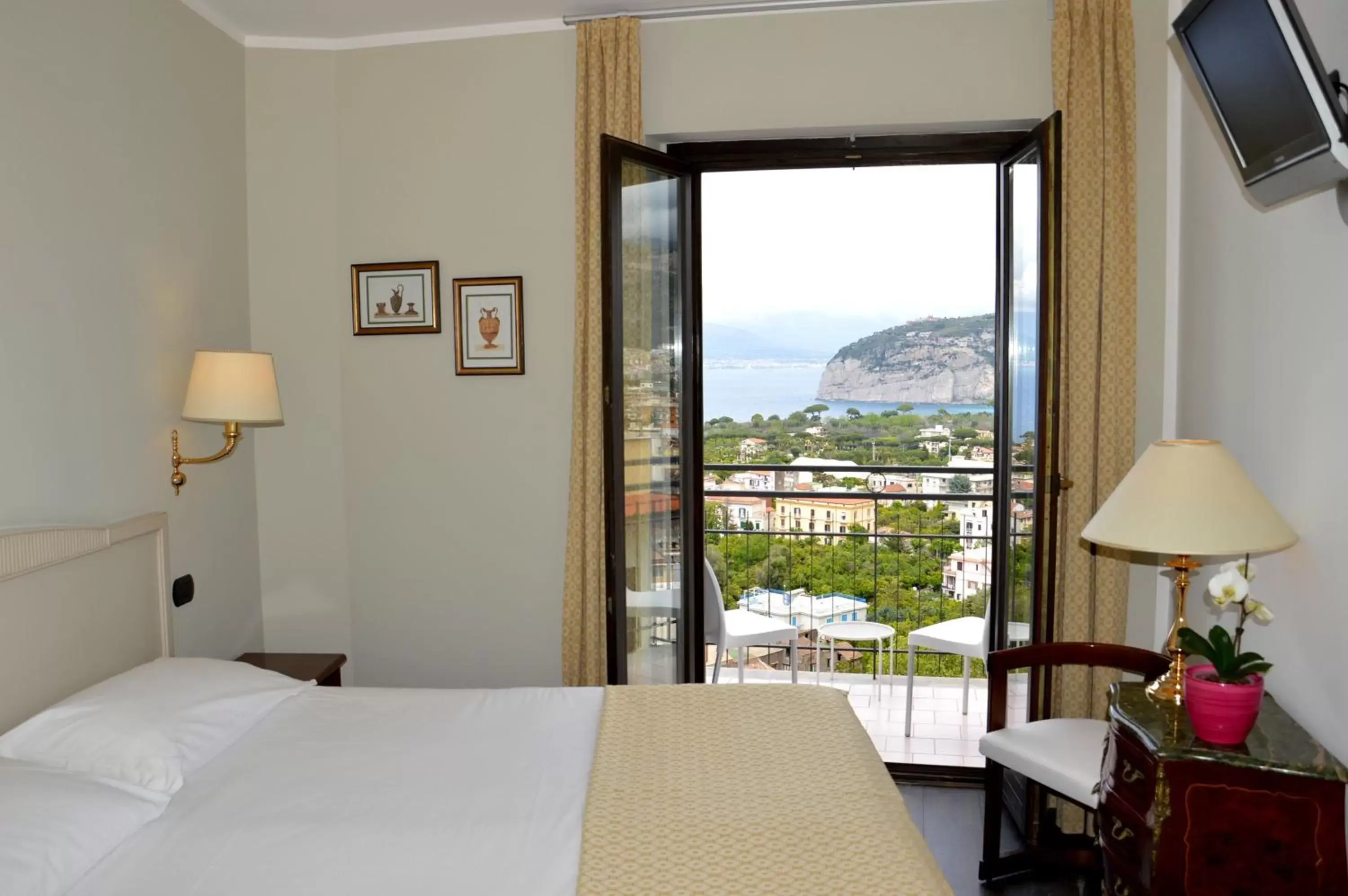 Bedroom, Mountain View in Hotel Cristina