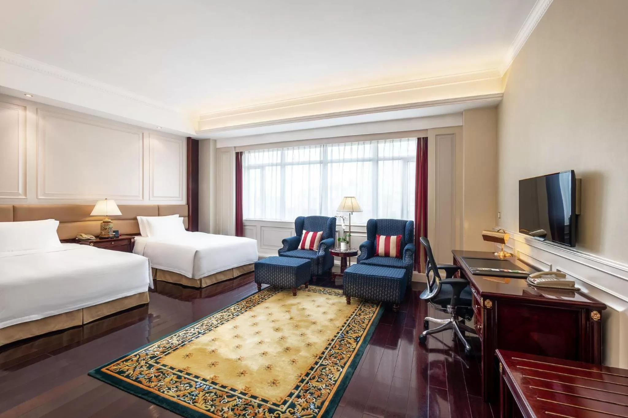Photo of the whole room, TV/Entertainment Center in Crowne Plaza Hotel & Suites Landmark Shenzhen, an IHG Hotel - Nearby Luohu Border, Indoor heated swimming pool, Receive RMB100 SPA coupon upon check-in