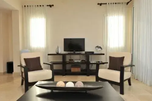 Living room, TV/Entertainment Center in Watermark Luxury Oceanfront Residences