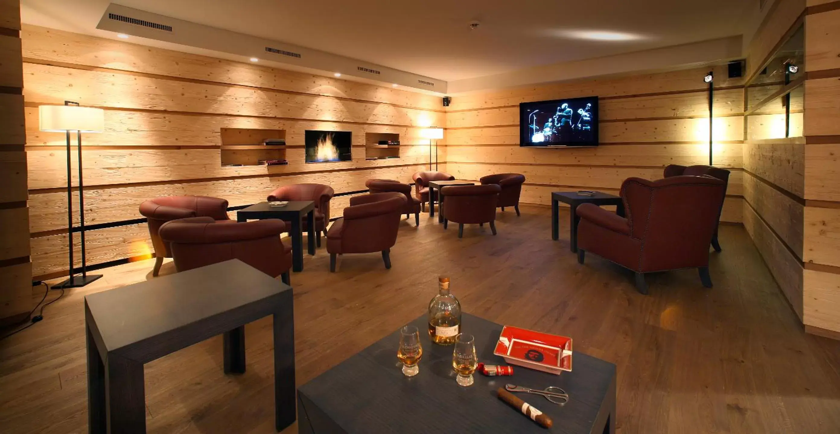 Lounge or bar, Restaurant/Places to Eat in Bernerhof Swiss Quality Hotel Gstaad