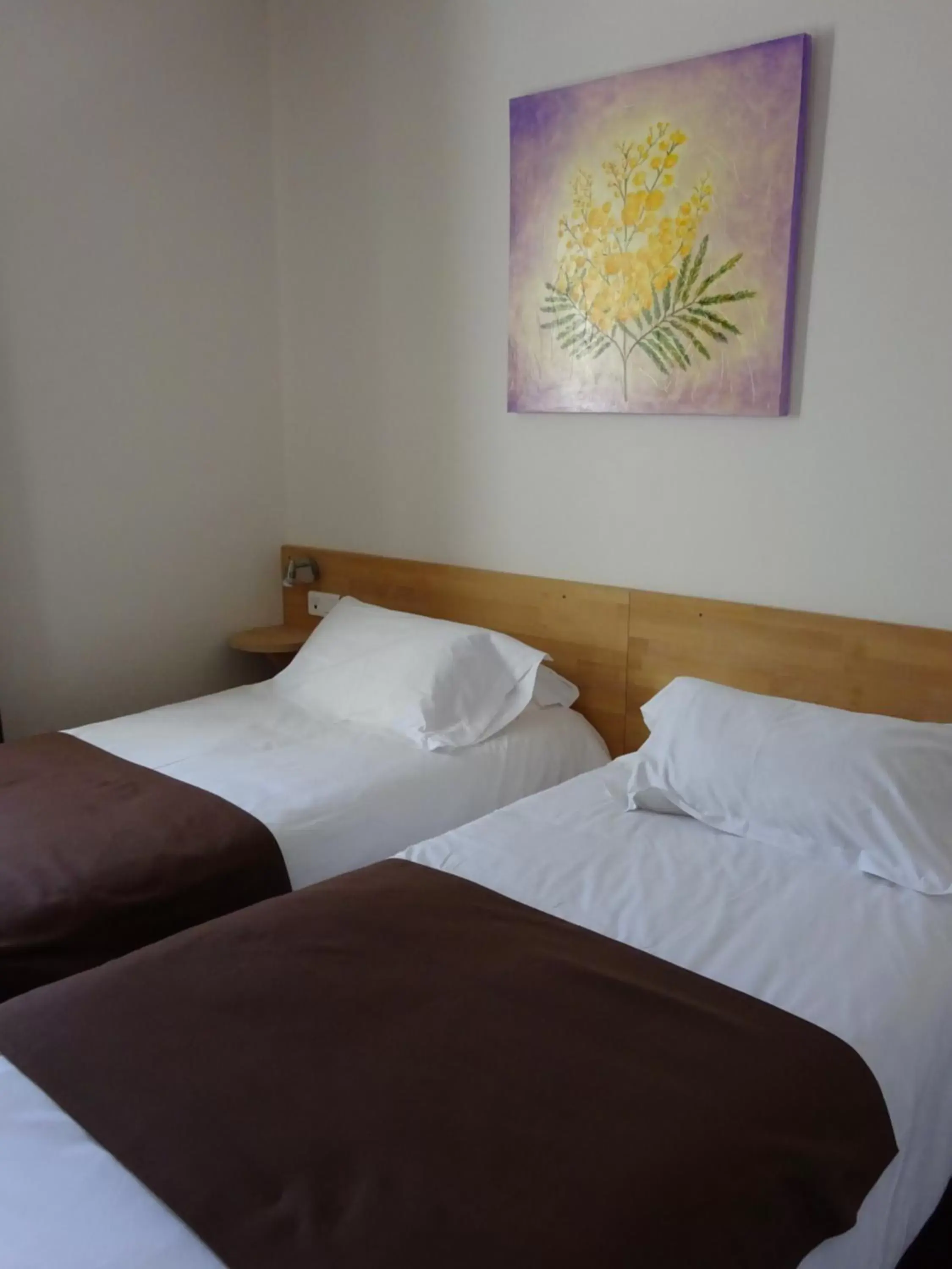 Bed in Hotel Restaurant Le Castel Fleuri